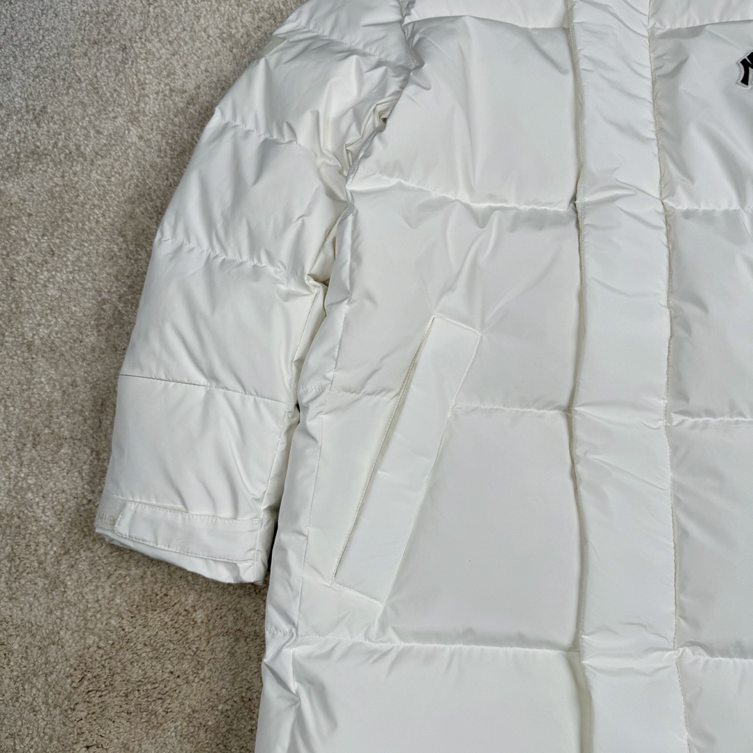 图片[5]-𝐌𝐋𝐁 纽约洋基队𝐍𝐘 小标刺绣LOGO长款连帽羽绒服 🔝配色：黑色 白色 🔝尺码：XS S M L XL XXL 🔝产品描述： MLB是韩国F&F旗下潮流服装品牌，拥有150年历史的经典传统，是街头文化和国际生活方式的领导者。MLB 拥有包括男装、女装、童装、配饰 在内的全品类服饰，提供覆盖各性别、各年龄层、From HeadtoToe的穿搭装备。其产品结合了韩国的时尚造型与质感，展现了运动服饰也可以兼具时尚潮流的风格。在产品设计上，MLB不仅融合了美国职业棒球大联盟的各当家球队，更结合了棒球运动中的各个元素。 🔝产品工艺： 1⃣️国标80%白鸭绒，市面独家使用顶级羽绒，绝不吹虚鹅绒等一系列的错误理解 2⃣️ 面料： 100% 锦纶; 里料： 100% 锦纶 ，市面最顶级没有之一，一切遵照原版定制。 4⃣️原代加工厂出品电镀五金，全部原厂定制，非市场各类复刻版 5⃣️某某狼同代工厂出品，在品质方面一直是不去含糊，大厂出货大家都懂工人的工艺、QA与Qc品检 不是市面小厂可比的。-选品中心