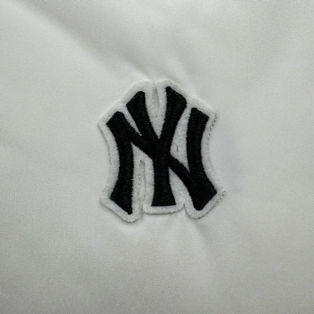 图片[11]-𝐌𝐋𝐁 纽约洋基队𝐍𝐘 小标刺绣LOGO长款连帽羽绒服 🔝配色：黑色 白色 🔝尺码：XS S M L XL XXL 🔝产品描述： MLB是韩国F&F旗下潮流服装品牌，拥有150年历史的经典传统，是街头文化和国际生活方式的领导者。MLB 拥有包括男装、女装、童装、配饰 在内的全品类服饰，提供覆盖各性别、各年龄层、From HeadtoToe的穿搭装备。其产品结合了韩国的时尚造型与质感，展现了运动服饰也可以兼具时尚潮流的风格。在产品设计上，MLB不仅融合了美国职业棒球大联盟的各当家球队，更结合了棒球运动中的各个元素。 🔝产品工艺： 1⃣️国标80%白鸭绒，市面独家使用顶级羽绒，绝不吹虚鹅绒等一系列的错误理解 2⃣️ 面料： 100% 锦纶; 里料： 100% 锦纶 ，市面最顶级没有之一，一切遵照原版定制。 4⃣️原代加工厂出品电镀五金，全部原厂定制，非市场各类复刻版 5⃣️某某狼同代工厂出品，在品质方面一直是不去含糊，大厂出货大家都懂工人的工艺、QA与Qc品检 不是市面小厂可比的。-选品中心