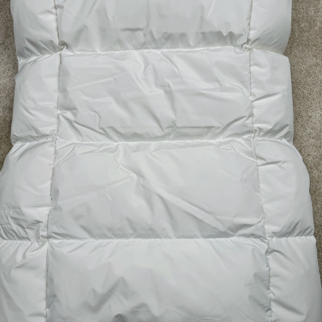 图片[10]-𝐌𝐋𝐁 纽约洋基队𝐍𝐘 小标刺绣LOGO长款连帽羽绒服 🔝配色：黑色 白色 🔝尺码：XS S M L XL XXL 🔝产品描述： MLB是韩国F&F旗下潮流服装品牌，拥有150年历史的经典传统，是街头文化和国际生活方式的领导者。MLB 拥有包括男装、女装、童装、配饰 在内的全品类服饰，提供覆盖各性别、各年龄层、From HeadtoToe的穿搭装备。其产品结合了韩国的时尚造型与质感，展现了运动服饰也可以兼具时尚潮流的风格。在产品设计上，MLB不仅融合了美国职业棒球大联盟的各当家球队，更结合了棒球运动中的各个元素。 🔝产品工艺： 1⃣️国标80%白鸭绒，市面独家使用顶级羽绒，绝不吹虚鹅绒等一系列的错误理解 2⃣️ 面料： 100% 锦纶; 里料： 100% 锦纶 ，市面最顶级没有之一，一切遵照原版定制。 4⃣️原代加工厂出品电镀五金，全部原厂定制，非市场各类复刻版 5⃣️某某狼同代工厂出品，在品质方面一直是不去含糊，大厂出货大家都懂工人的工艺、QA与Qc品检 不是市面小厂可比的。-选品中心