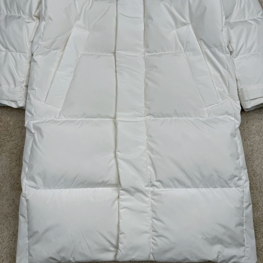 图片[7]-𝐌𝐋𝐁 纽约洋基队𝐍𝐘 小标刺绣LOGO长款连帽羽绒服 🔝配色：黑色 白色 🔝尺码：XS S M L XL XXL 🔝产品描述： MLB是韩国F&F旗下潮流服装品牌，拥有150年历史的经典传统，是街头文化和国际生活方式的领导者。MLB 拥有包括男装、女装、童装、配饰 在内的全品类服饰，提供覆盖各性别、各年龄层、From HeadtoToe的穿搭装备。其产品结合了韩国的时尚造型与质感，展现了运动服饰也可以兼具时尚潮流的风格。在产品设计上，MLB不仅融合了美国职业棒球大联盟的各当家球队，更结合了棒球运动中的各个元素。 🔝产品工艺： 1⃣️国标80%白鸭绒，市面独家使用顶级羽绒，绝不吹虚鹅绒等一系列的错误理解 2⃣️ 面料： 100% 锦纶; 里料： 100% 锦纶 ，市面最顶级没有之一，一切遵照原版定制。 4⃣️原代加工厂出品电镀五金，全部原厂定制，非市场各类复刻版 5⃣️某某狼同代工厂出品，在品质方面一直是不去含糊，大厂出货大家都懂工人的工艺、QA与Qc品检 不是市面小厂可比的。-选品中心