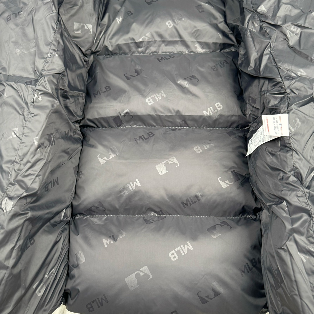 图片[12]-𝐌𝐋𝐁 纽约洋基队𝐍𝐘 小标刺绣LOGO长款连帽羽绒服 🔝配色：黑色 白色 🔝尺码：XS S M L XL XXL 🔝产品描述： MLB是韩国F&F旗下潮流服装品牌，拥有150年历史的经典传统，是街头文化和国际生活方式的领导者。MLB 拥有包括男装、女装、童装、配饰 在内的全品类服饰，提供覆盖各性别、各年龄层、From HeadtoToe的穿搭装备。其产品结合了韩国的时尚造型与质感，展现了运动服饰也可以兼具时尚潮流的风格。在产品设计上，MLB不仅融合了美国职业棒球大联盟的各当家球队，更结合了棒球运动中的各个元素。 🔝产品工艺： 1⃣️国标80%白鸭绒，市面独家使用顶级羽绒，绝不吹虚鹅绒等一系列的错误理解 2⃣️ 面料： 100% 锦纶; 里料： 100% 锦纶 ，市面最顶级没有之一，一切遵照原版定制。 4⃣️原代加工厂出品电镀五金，全部原厂定制，非市场各类复刻版 5⃣️某某狼同代工厂出品，在品质方面一直是不去含糊，大厂出货大家都懂工人的工艺、QA与Qc品检 不是市面小厂可比的。-选品中心