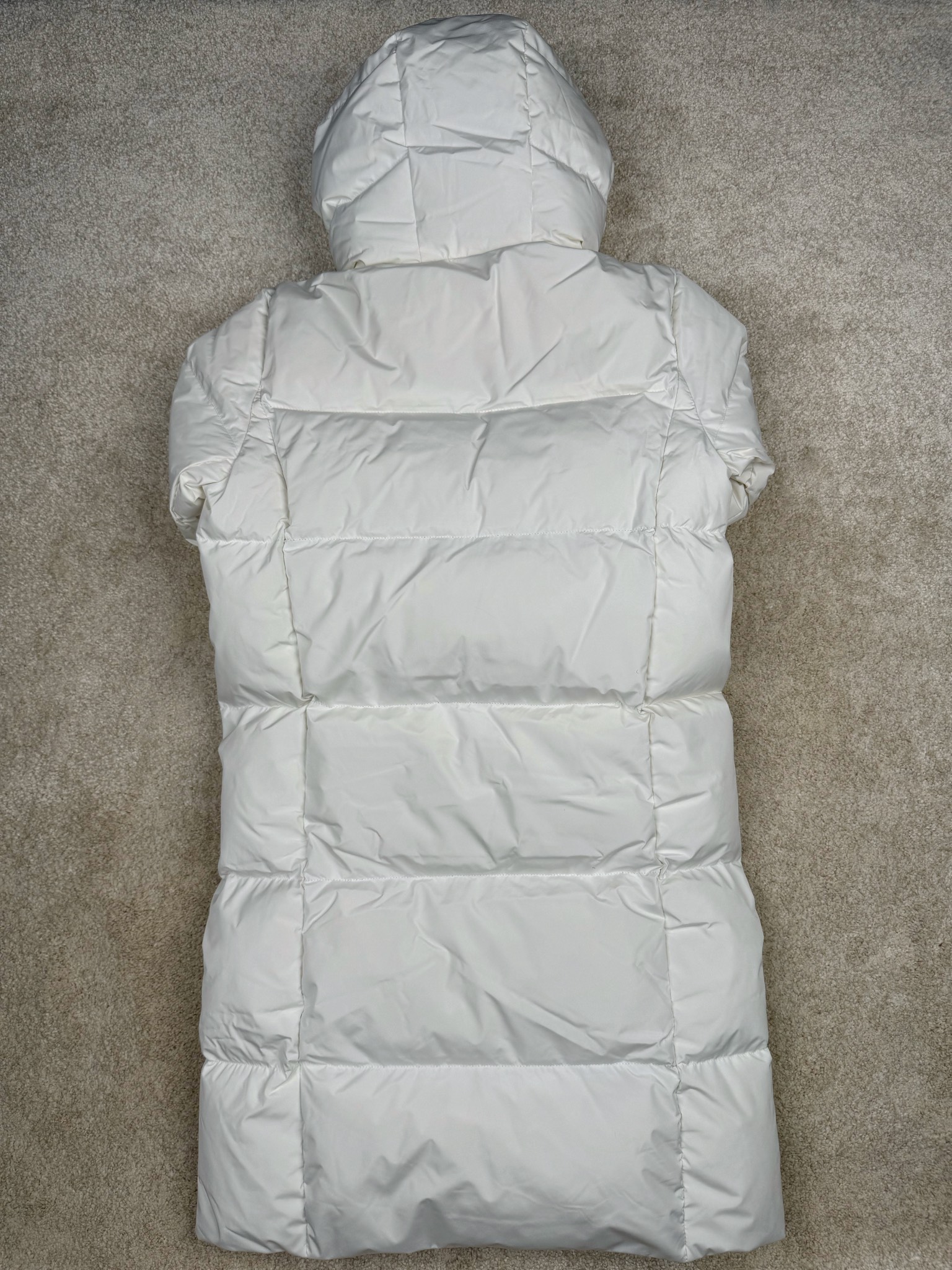 图片[2]-𝐌𝐋𝐁 纽约洋基队𝐍𝐘 小标刺绣LOGO长款连帽羽绒服 🔝配色：黑色 白色 🔝尺码：XS S M L XL XXL 🔝产品描述： MLB是韩国F&F旗下潮流服装品牌，拥有150年历史的经典传统，是街头文化和国际生活方式的领导者。MLB 拥有包括男装、女装、童装、配饰 在内的全品类服饰，提供覆盖各性别、各年龄层、From HeadtoToe的穿搭装备。其产品结合了韩国的时尚造型与质感，展现了运动服饰也可以兼具时尚潮流的风格。在产品设计上，MLB不仅融合了美国职业棒球大联盟的各当家球队，更结合了棒球运动中的各个元素。 🔝产品工艺： 1⃣️国标80%白鸭绒，市面独家使用顶级羽绒，绝不吹虚鹅绒等一系列的错误理解 2⃣️ 面料： 100% 锦纶; 里料： 100% 锦纶 ，市面最顶级没有之一，一切遵照原版定制。 4⃣️原代加工厂出品电镀五金，全部原厂定制，非市场各类复刻版 5⃣️某某狼同代工厂出品，在品质方面一直是不去含糊，大厂出货大家都懂工人的工艺、QA与Qc品检 不是市面小厂可比的。-选品中心