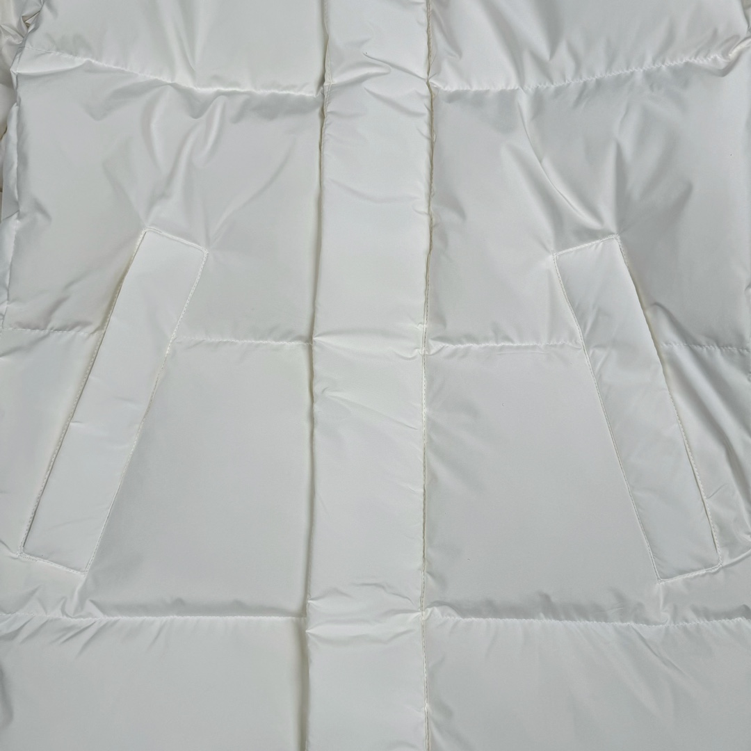 图片[8]-𝐌𝐋𝐁 纽约洋基队𝐍𝐘 小标刺绣LOGO长款连帽羽绒服 🔝配色：黑色 白色 🔝尺码：XS S M L XL XXL 🔝产品描述： MLB是韩国F&F旗下潮流服装品牌，拥有150年历史的经典传统，是街头文化和国际生活方式的领导者。MLB 拥有包括男装、女装、童装、配饰 在内的全品类服饰，提供覆盖各性别、各年龄层、From HeadtoToe的穿搭装备。其产品结合了韩国的时尚造型与质感，展现了运动服饰也可以兼具时尚潮流的风格。在产品设计上，MLB不仅融合了美国职业棒球大联盟的各当家球队，更结合了棒球运动中的各个元素。 🔝产品工艺： 1⃣️国标80%白鸭绒，市面独家使用顶级羽绒，绝不吹虚鹅绒等一系列的错误理解 2⃣️ 面料： 100% 锦纶; 里料： 100% 锦纶 ，市面最顶级没有之一，一切遵照原版定制。 4⃣️原代加工厂出品电镀五金，全部原厂定制，非市场各类复刻版 5⃣️某某狼同代工厂出品，在品质方面一直是不去含糊，大厂出货大家都懂工人的工艺、QA与Qc品检 不是市面小厂可比的。-选品中心