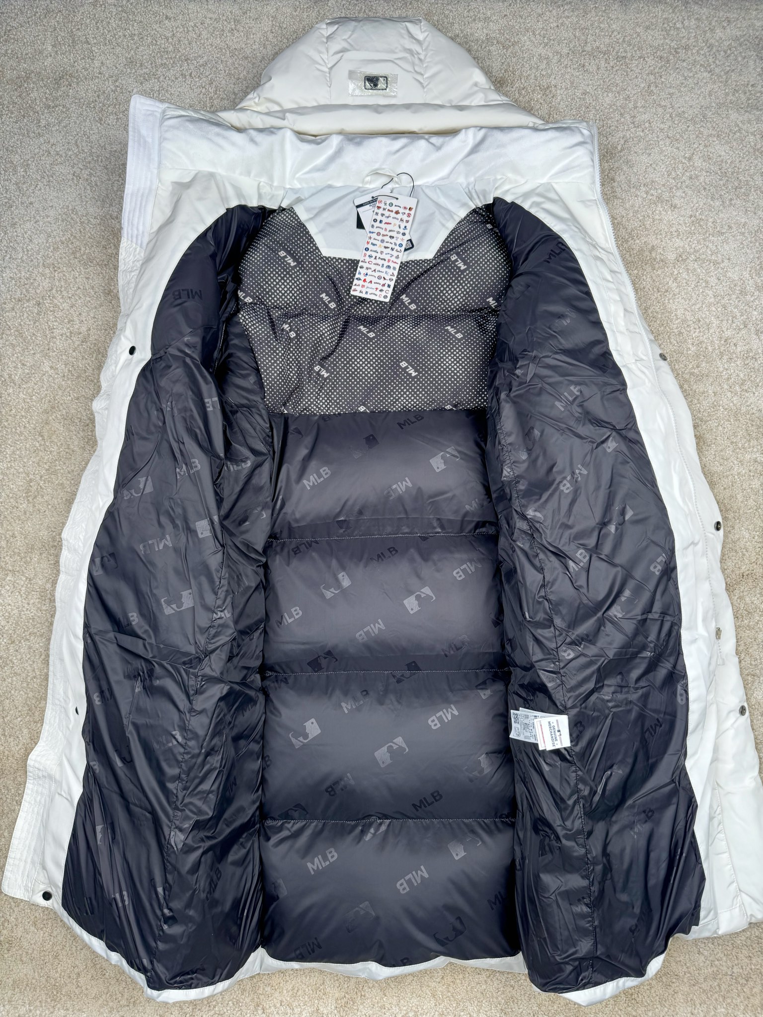 图片[3]-𝐌𝐋𝐁 纽约洋基队𝐍𝐘 小标刺绣LOGO长款连帽羽绒服 🔝配色：黑色 白色 🔝尺码：XS S M L XL XXL 🔝产品描述： MLB是韩国F&F旗下潮流服装品牌，拥有150年历史的经典传统，是街头文化和国际生活方式的领导者。MLB 拥有包括男装、女装、童装、配饰 在内的全品类服饰，提供覆盖各性别、各年龄层、From HeadtoToe的穿搭装备。其产品结合了韩国的时尚造型与质感，展现了运动服饰也可以兼具时尚潮流的风格。在产品设计上，MLB不仅融合了美国职业棒球大联盟的各当家球队，更结合了棒球运动中的各个元素。 🔝产品工艺： 1⃣️国标80%白鸭绒，市面独家使用顶级羽绒，绝不吹虚鹅绒等一系列的错误理解 2⃣️ 面料： 100% 锦纶; 里料： 100% 锦纶 ，市面最顶级没有之一，一切遵照原版定制。 4⃣️原代加工厂出品电镀五金，全部原厂定制，非市场各类复刻版 5⃣️某某狼同代工厂出品，在品质方面一直是不去含糊，大厂出货大家都懂工人的工艺、QA与Qc品检 不是市面小厂可比的。-选品中心