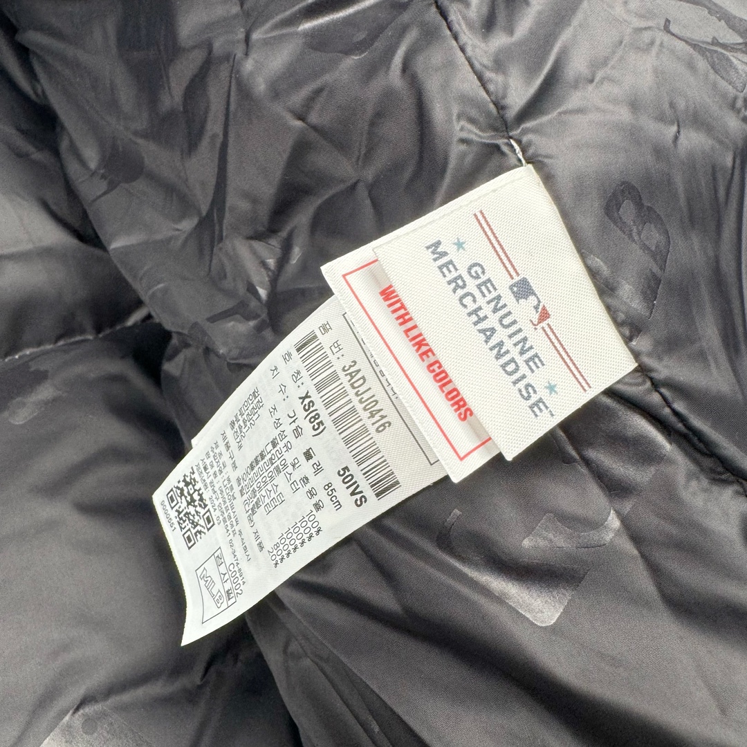 图片[14]-𝐌𝐋𝐁 纽约洋基队𝐍𝐘 小标刺绣LOGO长款连帽羽绒服 🔝配色：黑色 白色 🔝尺码：XS S M L XL XXL 🔝产品描述： MLB是韩国F&F旗下潮流服装品牌，拥有150年历史的经典传统，是街头文化和国际生活方式的领导者。MLB 拥有包括男装、女装、童装、配饰 在内的全品类服饰，提供覆盖各性别、各年龄层、From HeadtoToe的穿搭装备。其产品结合了韩国的时尚造型与质感，展现了运动服饰也可以兼具时尚潮流的风格。在产品设计上，MLB不仅融合了美国职业棒球大联盟的各当家球队，更结合了棒球运动中的各个元素。 🔝产品工艺： 1⃣️国标80%白鸭绒，市面独家使用顶级羽绒，绝不吹虚鹅绒等一系列的错误理解 2⃣️ 面料： 100% 锦纶; 里料： 100% 锦纶 ，市面最顶级没有之一，一切遵照原版定制。 4⃣️原代加工厂出品电镀五金，全部原厂定制，非市场各类复刻版 5⃣️某某狼同代工厂出品，在品质方面一直是不去含糊，大厂出货大家都懂工人的工艺、QA与Qc品检 不是市面小厂可比的。-选品中心