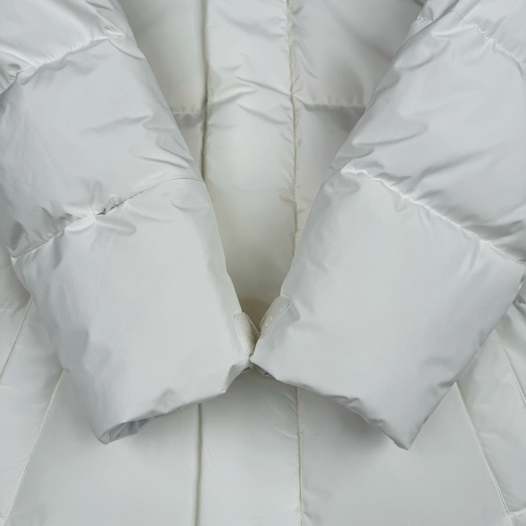 图片[9]-𝐌𝐋𝐁 纽约洋基队𝐍𝐘 小标刺绣LOGO长款连帽羽绒服 🔝配色：黑色 白色 🔝尺码：XS S M L XL XXL 🔝产品描述： MLB是韩国F&F旗下潮流服装品牌，拥有150年历史的经典传统，是街头文化和国际生活方式的领导者。MLB 拥有包括男装、女装、童装、配饰 在内的全品类服饰，提供覆盖各性别、各年龄层、From HeadtoToe的穿搭装备。其产品结合了韩国的时尚造型与质感，展现了运动服饰也可以兼具时尚潮流的风格。在产品设计上，MLB不仅融合了美国职业棒球大联盟的各当家球队，更结合了棒球运动中的各个元素。 🔝产品工艺： 1⃣️国标80%白鸭绒，市面独家使用顶级羽绒，绝不吹虚鹅绒等一系列的错误理解 2⃣️ 面料： 100% 锦纶; 里料： 100% 锦纶 ，市面最顶级没有之一，一切遵照原版定制。 4⃣️原代加工厂出品电镀五金，全部原厂定制，非市场各类复刻版 5⃣️某某狼同代工厂出品，在品质方面一直是不去含糊，大厂出货大家都懂工人的工艺、QA与Qc品检 不是市面小厂可比的。-选品中心