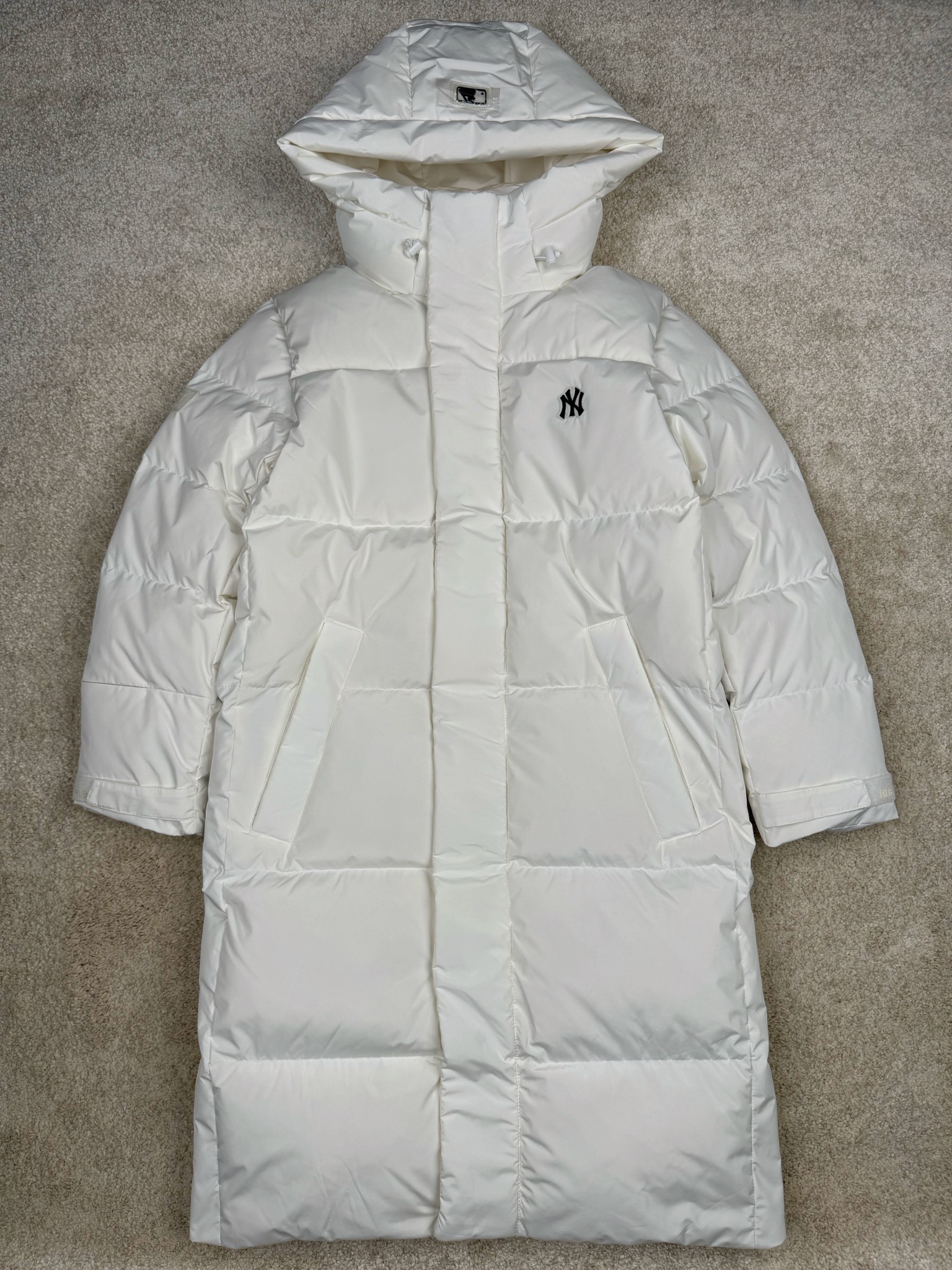 𝐌𝐋𝐁 纽约洋基队𝐍𝐘 小标刺绣LOGO长款连帽羽绒服 🔝配色：黑色 白色 🔝尺码：XS S M L XL XXL 🔝产品描述： MLB是韩国F&F旗下潮流服装品牌，拥有150年历史的经典传统，是街头文化和国际生活方式的领导者。MLB 拥有包括男装、女装、童装、配饰 在内的全品类服饰，提供覆盖各性别、各年龄层、From HeadtoToe的穿搭装备。其产品结合了韩国的时尚造型与质感，展现了运动服饰也可以兼具时尚潮流的风格。在产品设计上，MLB不仅融合了美国职业棒球大联盟的各当家球队，更结合了棒球运动中的各个元素。 🔝产品工艺： 1⃣️国标80%白鸭绒，市面独家使用顶级羽绒，绝不吹虚鹅绒等一系列的错误理解 2⃣️ 面料： 100% 锦纶; 里料： 100% 锦纶 ，市面最顶级没有之一，一切遵照原版定制。 4⃣️原代加工厂出品电镀五金，全部原厂定制，非市场各类复刻版 5⃣️某某狼同代工厂出品，在品质方面一直是不去含糊，大厂出货大家都懂工人的工艺、QA与Qc品检 不是市面小厂可比的。-选品中心