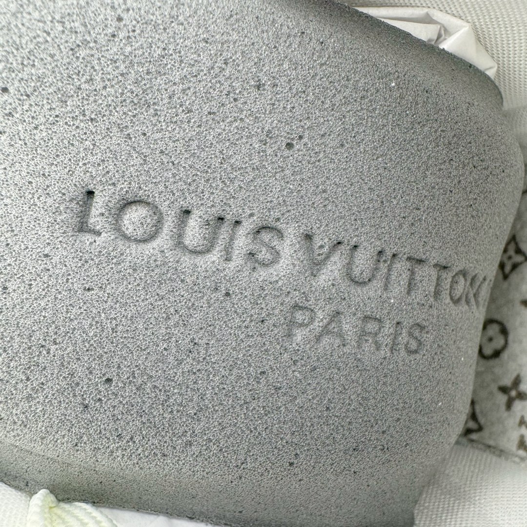 图片[10]-＃GD广顶 Louis Vuitton Trainer lv路易威登时装走秀运动时尚板鞋 外贸零售特供批次 2023全新纸板数据 印花高频效果碾压市面 市售天花板产物 耗时半年巨作 全套原厂新版原纸板楦头开发 原厂特供皮料加持 市场所有版本中综合最强的货品 GD实力大厂出品 全网最全配色更新最快 最成熟的做工稳定的品控 完美鞋型超高的清洁度 零毛边线头瑕疵 全套原楦原纸版原鞋开模 全网最具灵魂的版型 正确原装黄色鞋盒 正确中底印花 鞋面印花3D高频深度立体 全鞋电脑针车 紧密相连 针距密度一致 环保乳胶注塑鞋垫 厚度脚感还原原版 皮面裁剪部位 统一油边封口工艺 原装橡胶大底含胶量大底组合零偏差 专柜全套包装 防尘袋 说明书 质保卡 男女鞋 尺码：35 36 37 38 39 40 41 42 43 44 45-选品中心