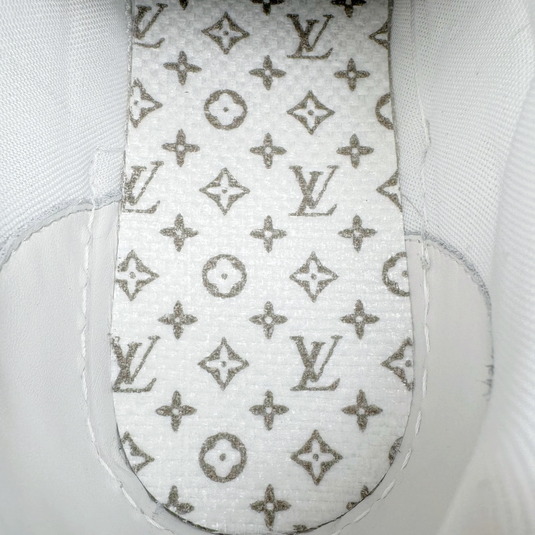 图片[11]-＃GD广顶 Louis Vuitton Trainer lv路易威登时装走秀运动时尚板鞋 外贸零售特供批次 2023全新纸板数据 印花高频效果碾压市面 市售天花板产物 耗时半年巨作 全套原厂新版原纸板楦头开发 原厂特供皮料加持 市场所有版本中综合最强的货品 GD实力大厂出品 全网最全配色更新最快 最成熟的做工稳定的品控 完美鞋型超高的清洁度 零毛边线头瑕疵 全套原楦原纸版原鞋开模 全网最具灵魂的版型 正确原装黄色鞋盒 正确中底印花 鞋面印花3D高频深度立体 全鞋电脑针车 紧密相连 针距密度一致 环保乳胶注塑鞋垫 厚度脚感还原原版 皮面裁剪部位 统一油边封口工艺 原装橡胶大底含胶量大底组合零偏差 专柜全套包装 防尘袋 说明书 质保卡 男女鞋 尺码：35 36 37 38 39 40 41 42 43 44 45-选品中心
