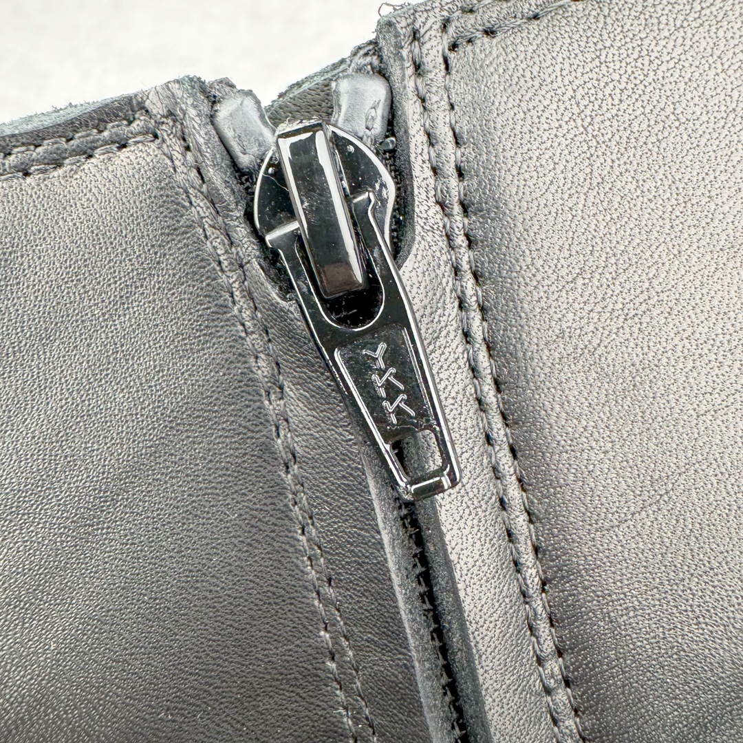 图片[19]-＃GD广顶 Balenciaga Stomper 巴黎世家牛皮拉链圆头德比靴鞋 原版购入开发 做货 极致做旧 巴黎世家做旧的款式百分之90都是好看的 这双靴子也不例外 破旧风格 双层材质 外层粗帆布做了磨损和褪色处理 内层做了透气网状里布 比较惊艳的是鞋底和鞋侧橡胶 原版定制进口做旧帆布 原版进口透气网里 原版开模橡胶大底 增高底厚5CM超显大长腿NCC 尺码： 39 40 41 42 43 44 45-选品中心