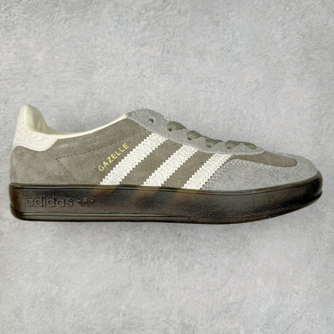 ＃特价福利 AD Gazelle Indoor Trainers 羚羊内训系列低帮复古百搭休闲运动德训风板鞋 90年代经典的复刻版！自60年代以足球训练鞋面世以来,Gazelle就以其经典设计席卷全球。1991年版本的复刻,再造经典Gazelle。采用皮革打造,搭配浊色细节,让这款经典更加简约。尺码：36 36⅔ 37⅓ 38 38⅔ 39⅓ 40 40⅔ 41⅓ 42 42⅔ 43⅓ 44 44 ⅔ 45-选品中心
