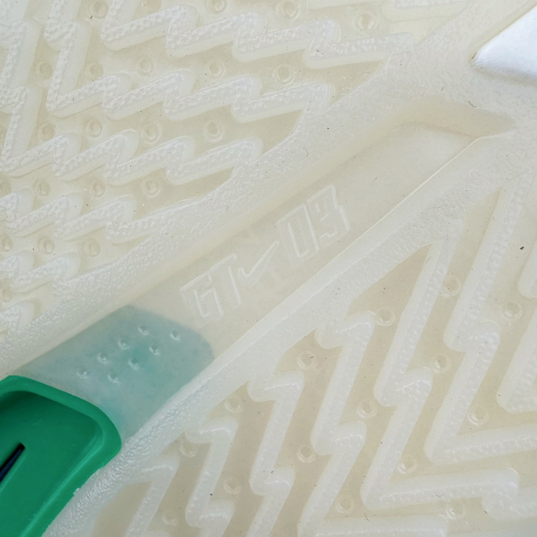 图片[20]-＃灭世/Max NK Air Zoom G.T.Cut 3 EP 实战系列篮球鞋 FZ5743-100 全新GT Cut 3.0 全掌搭载了 ZoomX 泡棉 使得整双鞋在缓震表现上可谓相当优秀 拥有着顶级科技配置的同时 颜值设计也非常可观 整体鞋型仍然保留了前低后高的设计 G.T. Cut 传统的突进极速突破的感觉 鞋头麂皮材质和 NK Flywire 飞线工艺 相对来说包裹感更好了 必备的TPU 支撑片 两侧 Swoosh 的透气孔设计 起到散热透气的作用 鞋舌采用类似跑鞋的半开叉式设计 搭配鞋带既可以提升包裹感 又降低了运动中鞋舌乱跑的可能性 鞋子内里填充相当厚实 避免掉跟 尺码：39 40 40.5 41 42 42.5 43 44 44.5 45 46-选品中心