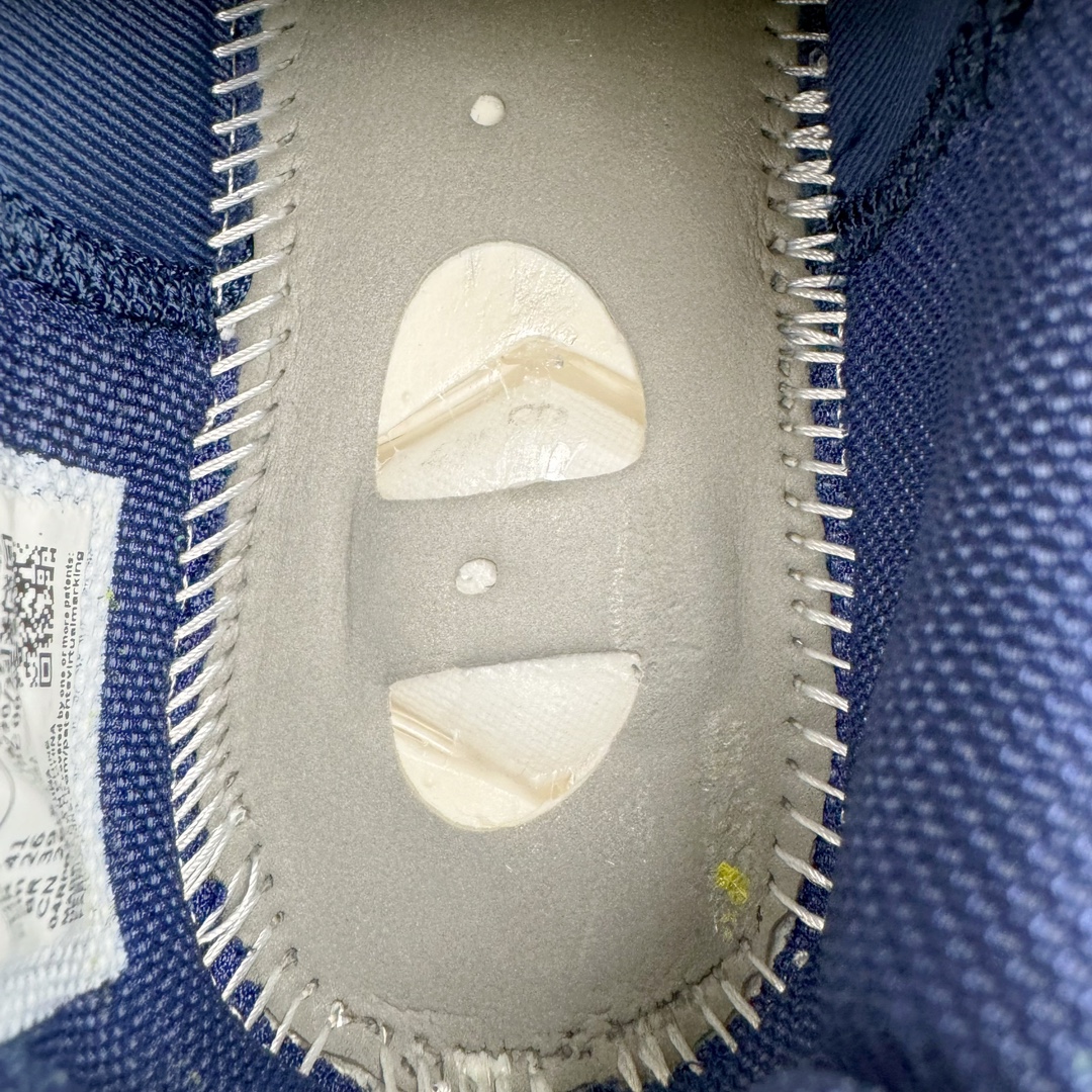 图片[11]-＃灭世/Max NK Air Zoom G.T.Cut 3 EP 实战系列篮球鞋 FZ5743-100 全新GT Cut 3.0 全掌搭载了 ZoomX 泡棉 使得整双鞋在缓震表现上可谓相当优秀 拥有着顶级科技配置的同时 颜值设计也非常可观 整体鞋型仍然保留了前低后高的设计 G.T. Cut 传统的突进极速突破的感觉 鞋头麂皮材质和 NK Flywire 飞线工艺 相对来说包裹感更好了 必备的TPU 支撑片 两侧 Swoosh 的透气孔设计 起到散热透气的作用 鞋舌采用类似跑鞋的半开叉式设计 搭配鞋带既可以提升包裹感 又降低了运动中鞋舌乱跑的可能性 鞋子内里填充相当厚实 避免掉跟 尺码：39 40 40.5 41 42 42.5 43 44 44.5 45 46-选品中心