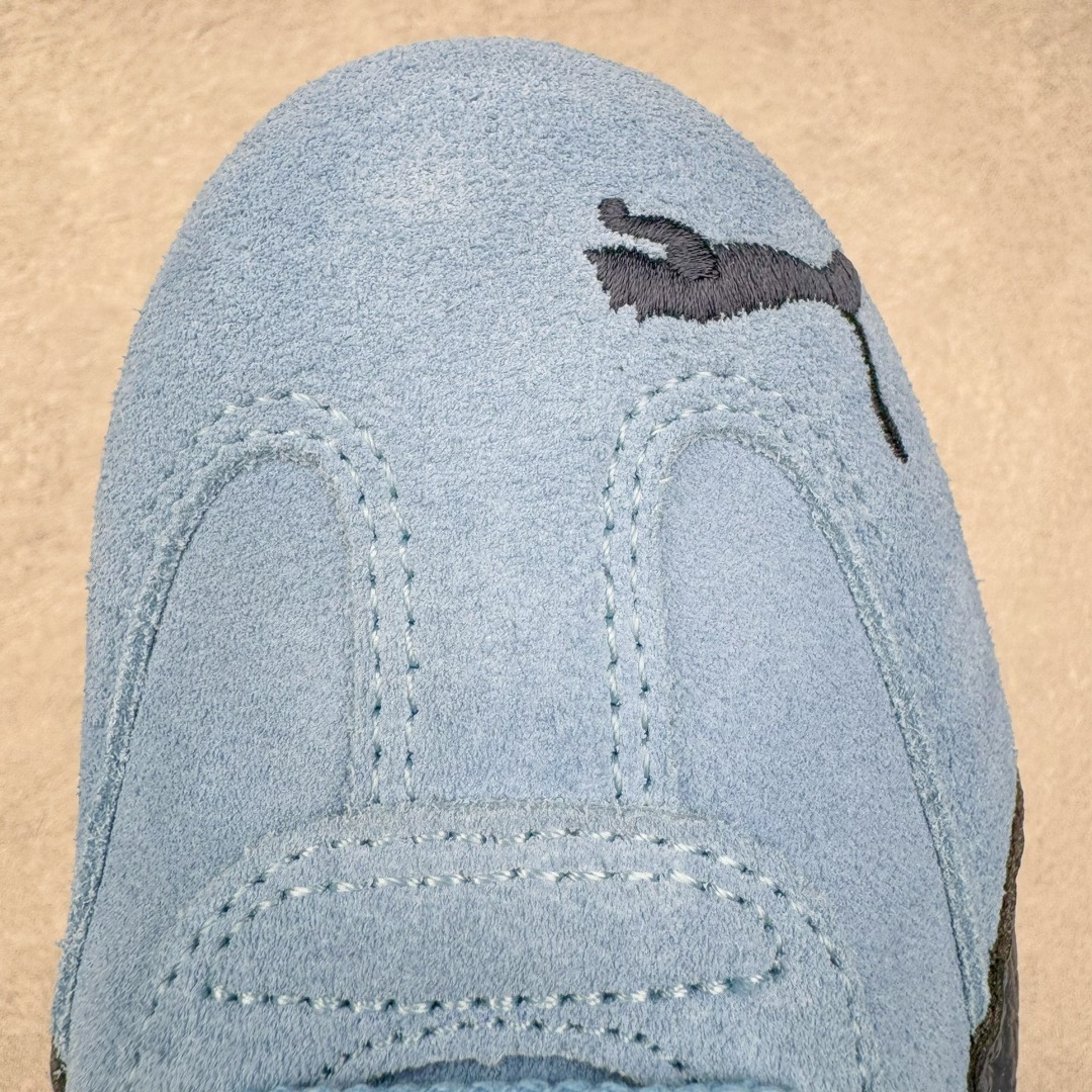 图片[16]-＃S2纯原 PUMA Speedca OG 彪马极速赛车系列低帮德训风拼接复古百搭休闲运动赛车鞋 鞋款从80、90年代赛车手所穿的防火赛车鞋为原型，鞋身线条模仿了赛车的流线廓形，体现了空气动力学原理的结构。简约流畅的外观，恰好又和贯穿其中的Formstrip Logo融合恰到好处，视觉上细节丰富且协调。本次Speedcat OG鞋款归来，最大看点自然式保留了窄版鞋型以及薄底构造。这两年各品牌鞋底越做越厚，Speedcat反其道而行之，上脚几乎无鞋底的效果带来耳目一新的视觉体验。鞋面依旧是以质感细腻的麂皮材质打造，并且大面积近乎全包裹的使用，复古味道也愈发浓烈。配色上更是将最原始的黑色和红色带回，向F1赛车队的标志性队服致敬。相信让各位一眼种草的更多是出挑的大红色，上脚即可瞬间点亮整体造型，在以球鞋为核心的OOTD中脱颖而出。而另一款黑色则是低调的万金油，彰显新潮个性的同时又不喧宾夺主，也是热爱简约系穿搭朋友的首选。 尺码：36 37 37.5 38 38.5 39 40 40.5 41 42 42.5 43 44 44.5 45 46-选品中心