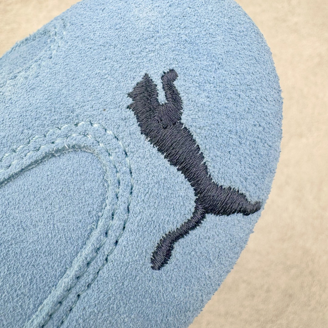 图片[15]-＃S2纯原 PUMA Speedca OG 彪马极速赛车系列低帮德训风拼接复古百搭休闲运动赛车鞋 鞋款从80、90年代赛车手所穿的防火赛车鞋为原型，鞋身线条模仿了赛车的流线廓形，体现了空气动力学原理的结构。简约流畅的外观，恰好又和贯穿其中的Formstrip Logo融合恰到好处，视觉上细节丰富且协调。本次Speedcat OG鞋款归来，最大看点自然式保留了窄版鞋型以及薄底构造。这两年各品牌鞋底越做越厚，Speedcat反其道而行之，上脚几乎无鞋底的效果带来耳目一新的视觉体验。鞋面依旧是以质感细腻的麂皮材质打造，并且大面积近乎全包裹的使用，复古味道也愈发浓烈。配色上更是将最原始的黑色和红色带回，向F1赛车队的标志性队服致敬。相信让各位一眼种草的更多是出挑的大红色，上脚即可瞬间点亮整体造型，在以球鞋为核心的OOTD中脱颖而出。而另一款黑色则是低调的万金油，彰显新潮个性的同时又不喧宾夺主，也是热爱简约系穿搭朋友的首选。 尺码：36 37 37.5 38 38.5 39 40 40.5 41 42 42.5 43 44 44.5 45 46-选品中心