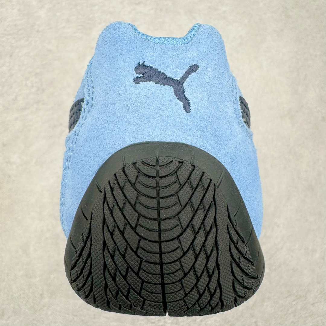 图片[8]-＃S2纯原 PUMA Speedca OG 彪马极速赛车系列低帮德训风拼接复古百搭休闲运动赛车鞋 鞋款从80、90年代赛车手所穿的防火赛车鞋为原型，鞋身线条模仿了赛车的流线廓形，体现了空气动力学原理的结构。简约流畅的外观，恰好又和贯穿其中的Formstrip Logo融合恰到好处，视觉上细节丰富且协调。本次Speedcat OG鞋款归来，最大看点自然式保留了窄版鞋型以及薄底构造。这两年各品牌鞋底越做越厚，Speedcat反其道而行之，上脚几乎无鞋底的效果带来耳目一新的视觉体验。鞋面依旧是以质感细腻的麂皮材质打造，并且大面积近乎全包裹的使用，复古味道也愈发浓烈。配色上更是将最原始的黑色和红色带回，向F1赛车队的标志性队服致敬。相信让各位一眼种草的更多是出挑的大红色，上脚即可瞬间点亮整体造型，在以球鞋为核心的OOTD中脱颖而出。而另一款黑色则是低调的万金油，彰显新潮个性的同时又不喧宾夺主，也是热爱简约系穿搭朋友的首选。 尺码：36 37 37.5 38 38.5 39 40 40.5 41 42 42.5 43 44 44.5 45 46-选品中心