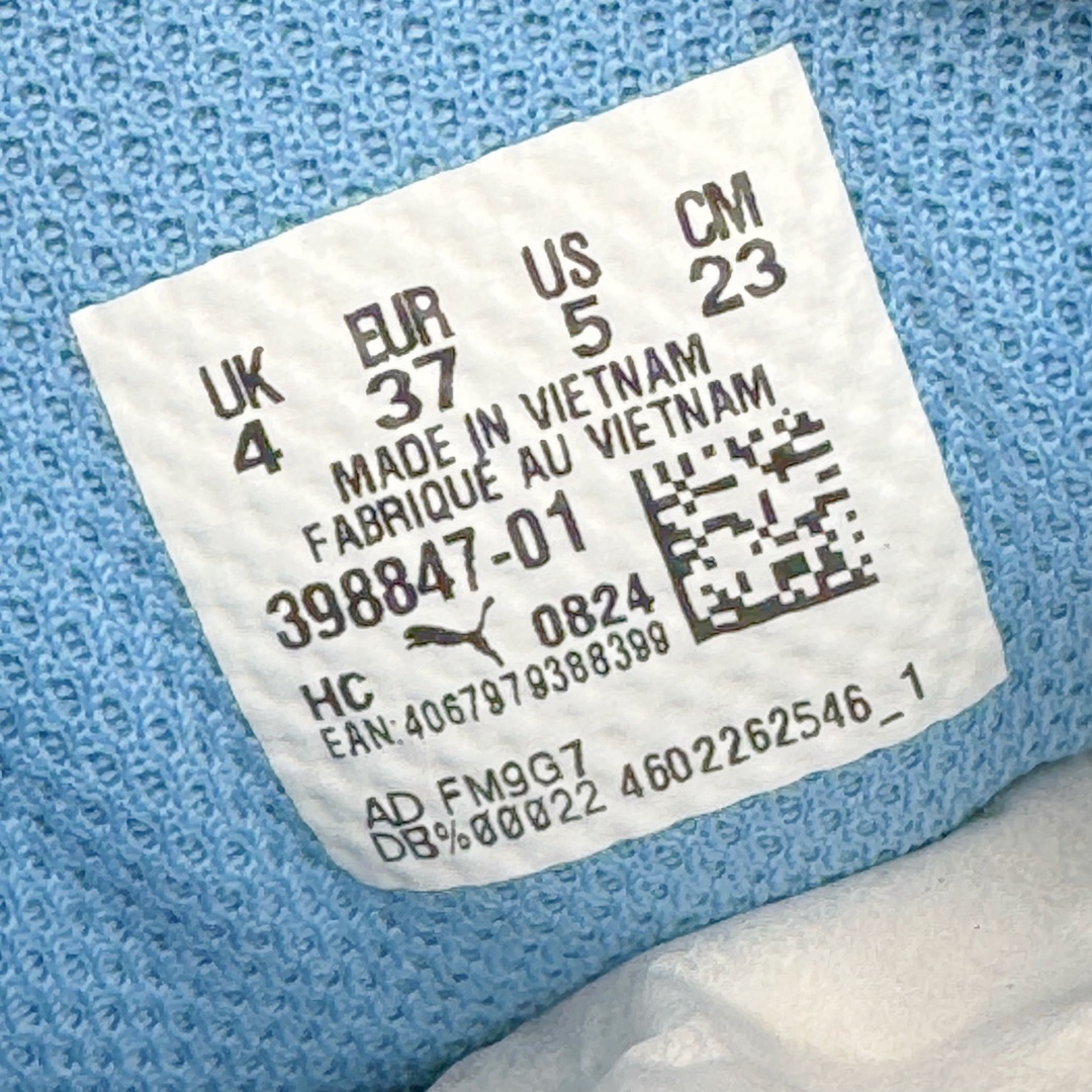 图片[11]-＃S2纯原 PUMA Speedca OG 彪马极速赛车系列低帮德训风拼接复古百搭休闲运动赛车鞋 鞋款从80、90年代赛车手所穿的防火赛车鞋为原型，鞋身线条模仿了赛车的流线廓形，体现了空气动力学原理的结构。简约流畅的外观，恰好又和贯穿其中的Formstrip Logo融合恰到好处，视觉上细节丰富且协调。本次Speedcat OG鞋款归来，最大看点自然式保留了窄版鞋型以及薄底构造。这两年各品牌鞋底越做越厚，Speedcat反其道而行之，上脚几乎无鞋底的效果带来耳目一新的视觉体验。鞋面依旧是以质感细腻的麂皮材质打造，并且大面积近乎全包裹的使用，复古味道也愈发浓烈。配色上更是将最原始的黑色和红色带回，向F1赛车队的标志性队服致敬。相信让各位一眼种草的更多是出挑的大红色，上脚即可瞬间点亮整体造型，在以球鞋为核心的OOTD中脱颖而出。而另一款黑色则是低调的万金油，彰显新潮个性的同时又不喧宾夺主，也是热爱简约系穿搭朋友的首选。 尺码：36 37 37.5 38 38.5 39 40 40.5 41 42 42.5 43 44 44.5 45 46-选品中心