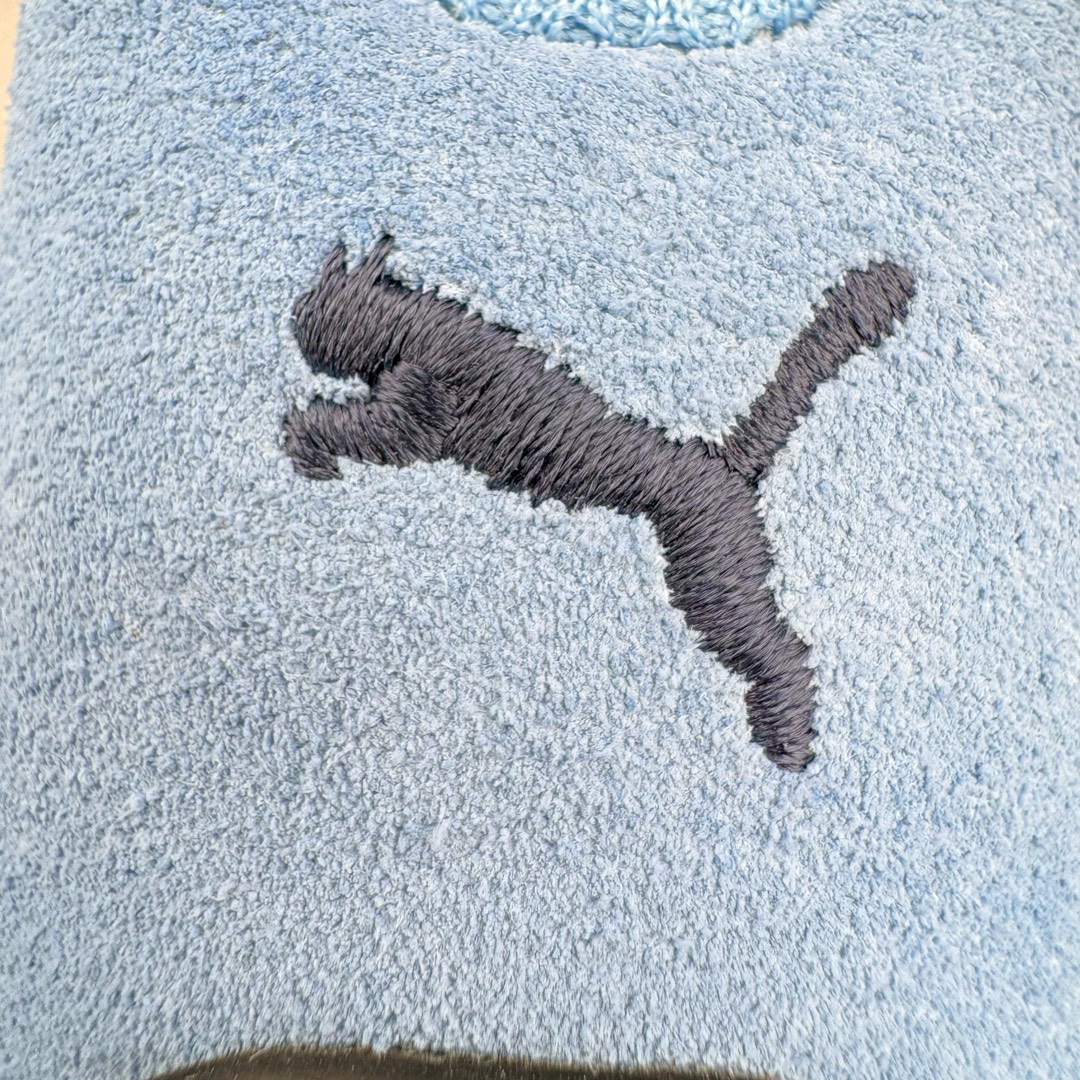 图片[12]-＃S2纯原 PUMA Speedca OG 彪马极速赛车系列低帮德训风拼接复古百搭休闲运动赛车鞋 鞋款从80、90年代赛车手所穿的防火赛车鞋为原型，鞋身线条模仿了赛车的流线廓形，体现了空气动力学原理的结构。简约流畅的外观，恰好又和贯穿其中的Formstrip Logo融合恰到好处，视觉上细节丰富且协调。本次Speedcat OG鞋款归来，最大看点自然式保留了窄版鞋型以及薄底构造。这两年各品牌鞋底越做越厚，Speedcat反其道而行之，上脚几乎无鞋底的效果带来耳目一新的视觉体验。鞋面依旧是以质感细腻的麂皮材质打造，并且大面积近乎全包裹的使用，复古味道也愈发浓烈。配色上更是将最原始的黑色和红色带回，向F1赛车队的标志性队服致敬。相信让各位一眼种草的更多是出挑的大红色，上脚即可瞬间点亮整体造型，在以球鞋为核心的OOTD中脱颖而出。而另一款黑色则是低调的万金油，彰显新潮个性的同时又不喧宾夺主，也是热爱简约系穿搭朋友的首选。 尺码：36 37 37.5 38 38.5 39 40 40.5 41 42 42.5 43 44 44.5 45 46-选品中心