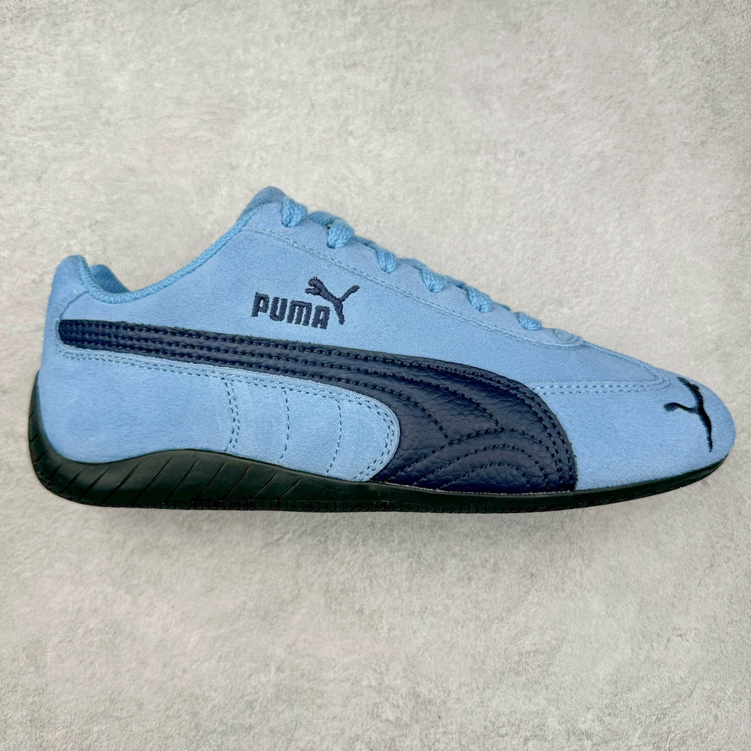 ＃S2纯原 PUMA Speedca OG 彪马极速赛车系列低帮德训风拼接复古百搭休闲运动赛车鞋 鞋款从80、90年代赛车手所穿的防火赛车鞋为原型，鞋身线条模仿了赛车的流线廓形，体现了空气动力学原理的结构。简约流畅的外观，恰好又和贯穿其中的Formstrip Logo融合恰到好处，视觉上细节丰富且协调。本次Speedcat OG鞋款归来，最大看点自然式保留了窄版鞋型以及薄底构造。这两年各品牌鞋底越做越厚，Speedcat反其道而行之，上脚几乎无鞋底的效果带来耳目一新的视觉体验。鞋面依旧是以质感细腻的麂皮材质打造，并且大面积近乎全包裹的使用，复古味道也愈发浓烈。配色上更是将最原始的黑色和红色带回，向F1赛车队的标志性队服致敬。相信让各位一眼种草的更多是出挑的大红色，上脚即可瞬间点亮整体造型，在以球鞋为核心的OOTD中脱颖而出。而另一款黑色则是低调的万金油，彰显新潮个性的同时又不喧宾夺主，也是热爱简约系穿搭朋友的首选。 尺码：36 37 37.5 38 38.5 39 40 40.5 41 42 42.5 43 44 44.5 45 46-选品中心