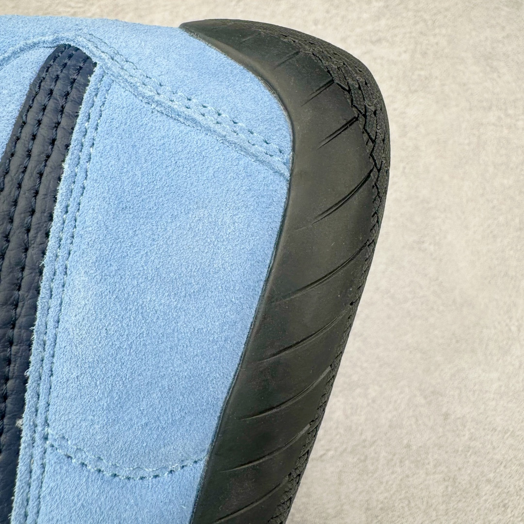 图片[13]-＃S2纯原 PUMA Speedca OG 彪马极速赛车系列低帮德训风拼接复古百搭休闲运动赛车鞋 鞋款从80、90年代赛车手所穿的防火赛车鞋为原型，鞋身线条模仿了赛车的流线廓形，体现了空气动力学原理的结构。简约流畅的外观，恰好又和贯穿其中的Formstrip Logo融合恰到好处，视觉上细节丰富且协调。本次Speedcat OG鞋款归来，最大看点自然式保留了窄版鞋型以及薄底构造。这两年各品牌鞋底越做越厚，Speedcat反其道而行之，上脚几乎无鞋底的效果带来耳目一新的视觉体验。鞋面依旧是以质感细腻的麂皮材质打造，并且大面积近乎全包裹的使用，复古味道也愈发浓烈。配色上更是将最原始的黑色和红色带回，向F1赛车队的标志性队服致敬。相信让各位一眼种草的更多是出挑的大红色，上脚即可瞬间点亮整体造型，在以球鞋为核心的OOTD中脱颖而出。而另一款黑色则是低调的万金油，彰显新潮个性的同时又不喧宾夺主，也是热爱简约系穿搭朋友的首选。 尺码：36 37 37.5 38 38.5 39 40 40.5 41 42 42.5 43 44 44.5 45 46-选品中心