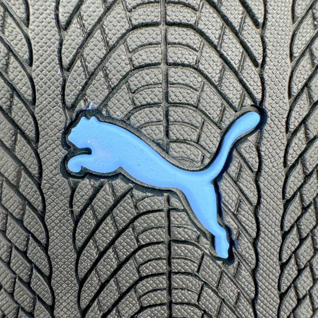 图片[19]-＃S2纯原 PUMA Speedca OG 彪马极速赛车系列低帮德训风拼接复古百搭休闲运动赛车鞋 鞋款从80、90年代赛车手所穿的防火赛车鞋为原型，鞋身线条模仿了赛车的流线廓形，体现了空气动力学原理的结构。简约流畅的外观，恰好又和贯穿其中的Formstrip Logo融合恰到好处，视觉上细节丰富且协调。本次Speedcat OG鞋款归来，最大看点自然式保留了窄版鞋型以及薄底构造。这两年各品牌鞋底越做越厚，Speedcat反其道而行之，上脚几乎无鞋底的效果带来耳目一新的视觉体验。鞋面依旧是以质感细腻的麂皮材质打造，并且大面积近乎全包裹的使用，复古味道也愈发浓烈。配色上更是将最原始的黑色和红色带回，向F1赛车队的标志性队服致敬。相信让各位一眼种草的更多是出挑的大红色，上脚即可瞬间点亮整体造型，在以球鞋为核心的OOTD中脱颖而出。而另一款黑色则是低调的万金油，彰显新潮个性的同时又不喧宾夺主，也是热爱简约系穿搭朋友的首选。 尺码：36 37 37.5 38 38.5 39 40 40.5 41 42 42.5 43 44 44.5 45 46-选品中心