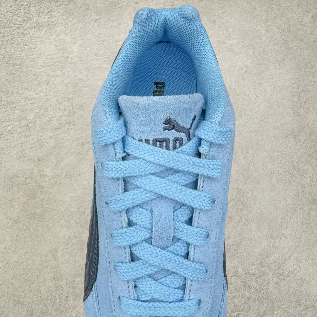 图片[5]-＃S2纯原 PUMA Speedca OG 彪马极速赛车系列低帮德训风拼接复古百搭休闲运动赛车鞋 鞋款从80、90年代赛车手所穿的防火赛车鞋为原型，鞋身线条模仿了赛车的流线廓形，体现了空气动力学原理的结构。简约流畅的外观，恰好又和贯穿其中的Formstrip Logo融合恰到好处，视觉上细节丰富且协调。本次Speedcat OG鞋款归来，最大看点自然式保留了窄版鞋型以及薄底构造。这两年各品牌鞋底越做越厚，Speedcat反其道而行之，上脚几乎无鞋底的效果带来耳目一新的视觉体验。鞋面依旧是以质感细腻的麂皮材质打造，并且大面积近乎全包裹的使用，复古味道也愈发浓烈。配色上更是将最原始的黑色和红色带回，向F1赛车队的标志性队服致敬。相信让各位一眼种草的更多是出挑的大红色，上脚即可瞬间点亮整体造型，在以球鞋为核心的OOTD中脱颖而出。而另一款黑色则是低调的万金油，彰显新潮个性的同时又不喧宾夺主，也是热爱简约系穿搭朋友的首选。 尺码：36 37 37.5 38 38.5 39 40 40.5 41 42 42.5 43 44 44.5 45 46-选品中心