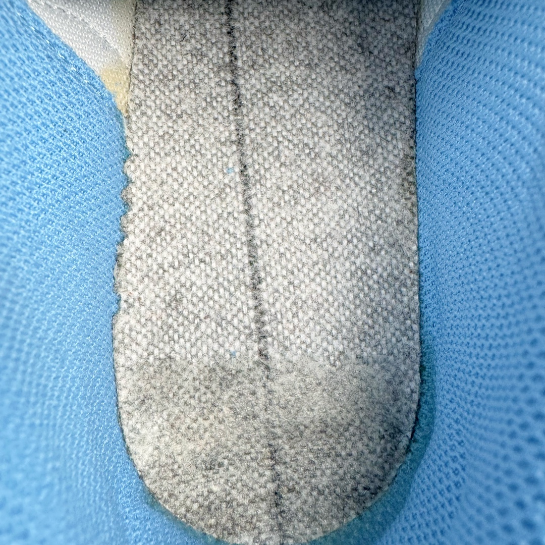 图片[10]-＃S2纯原 PUMA Speedca OG 彪马极速赛车系列低帮德训风拼接复古百搭休闲运动赛车鞋 鞋款从80、90年代赛车手所穿的防火赛车鞋为原型，鞋身线条模仿了赛车的流线廓形，体现了空气动力学原理的结构。简约流畅的外观，恰好又和贯穿其中的Formstrip Logo融合恰到好处，视觉上细节丰富且协调。本次Speedcat OG鞋款归来，最大看点自然式保留了窄版鞋型以及薄底构造。这两年各品牌鞋底越做越厚，Speedcat反其道而行之，上脚几乎无鞋底的效果带来耳目一新的视觉体验。鞋面依旧是以质感细腻的麂皮材质打造，并且大面积近乎全包裹的使用，复古味道也愈发浓烈。配色上更是将最原始的黑色和红色带回，向F1赛车队的标志性队服致敬。相信让各位一眼种草的更多是出挑的大红色，上脚即可瞬间点亮整体造型，在以球鞋为核心的OOTD中脱颖而出。而另一款黑色则是低调的万金油，彰显新潮个性的同时又不喧宾夺主，也是热爱简约系穿搭朋友的首选。 尺码：36 37 37.5 38 38.5 39 40 40.5 41 42 42.5 43 44 44.5 45 46-选品中心