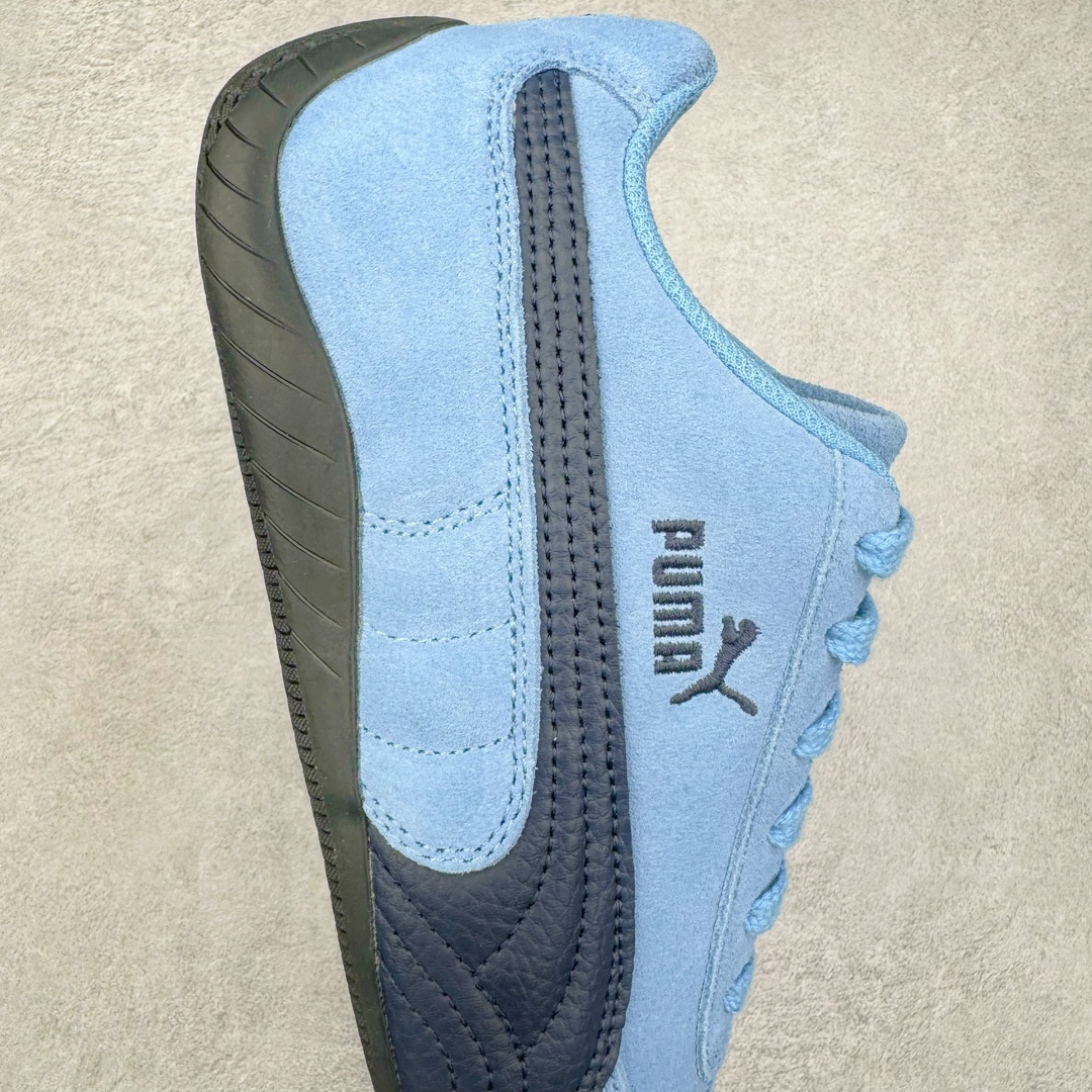 图片[6]-＃S2纯原 PUMA Speedca OG 彪马极速赛车系列低帮德训风拼接复古百搭休闲运动赛车鞋 鞋款从80、90年代赛车手所穿的防火赛车鞋为原型，鞋身线条模仿了赛车的流线廓形，体现了空气动力学原理的结构。简约流畅的外观，恰好又和贯穿其中的Formstrip Logo融合恰到好处，视觉上细节丰富且协调。本次Speedcat OG鞋款归来，最大看点自然式保留了窄版鞋型以及薄底构造。这两年各品牌鞋底越做越厚，Speedcat反其道而行之，上脚几乎无鞋底的效果带来耳目一新的视觉体验。鞋面依旧是以质感细腻的麂皮材质打造，并且大面积近乎全包裹的使用，复古味道也愈发浓烈。配色上更是将最原始的黑色和红色带回，向F1赛车队的标志性队服致敬。相信让各位一眼种草的更多是出挑的大红色，上脚即可瞬间点亮整体造型，在以球鞋为核心的OOTD中脱颖而出。而另一款黑色则是低调的万金油，彰显新潮个性的同时又不喧宾夺主，也是热爱简约系穿搭朋友的首选。 尺码：36 37 37.5 38 38.5 39 40 40.5 41 42 42.5 43 44 44.5 45 46-选品中心