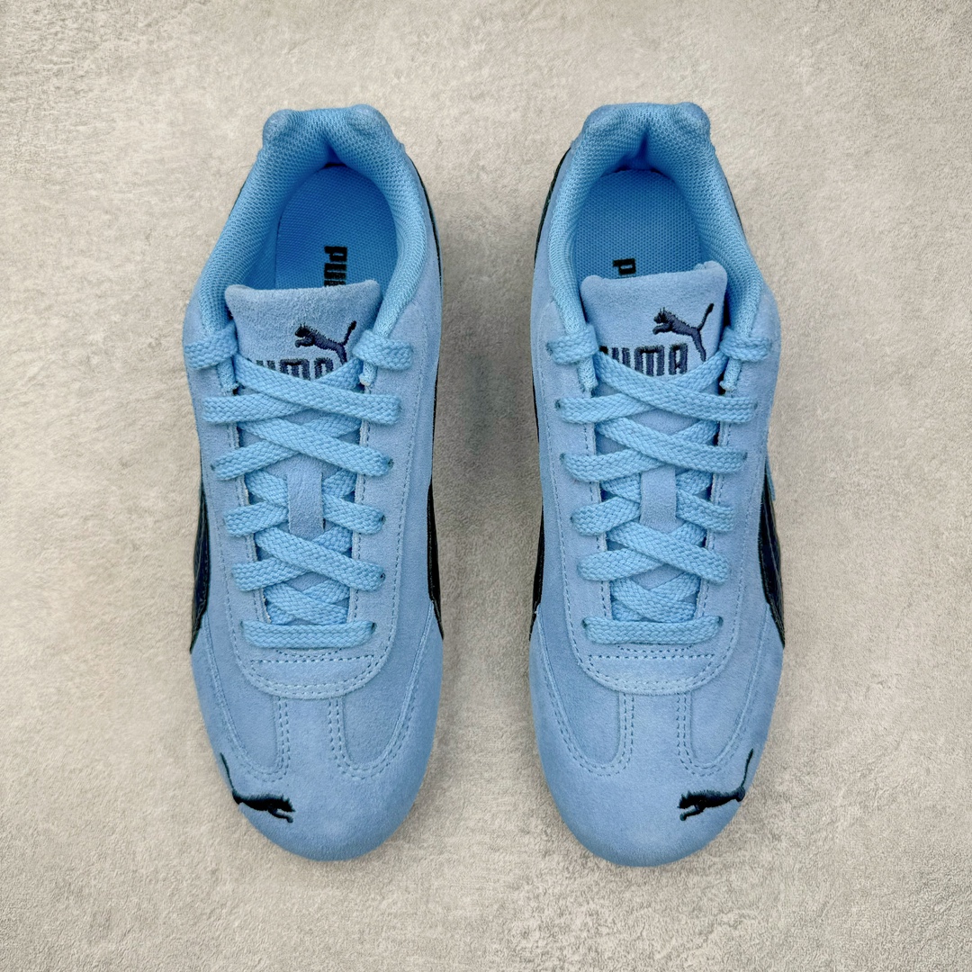 图片[2]-＃S2纯原 PUMA Speedca OG 彪马极速赛车系列低帮德训风拼接复古百搭休闲运动赛车鞋 鞋款从80、90年代赛车手所穿的防火赛车鞋为原型，鞋身线条模仿了赛车的流线廓形，体现了空气动力学原理的结构。简约流畅的外观，恰好又和贯穿其中的Formstrip Logo融合恰到好处，视觉上细节丰富且协调。本次Speedcat OG鞋款归来，最大看点自然式保留了窄版鞋型以及薄底构造。这两年各品牌鞋底越做越厚，Speedcat反其道而行之，上脚几乎无鞋底的效果带来耳目一新的视觉体验。鞋面依旧是以质感细腻的麂皮材质打造，并且大面积近乎全包裹的使用，复古味道也愈发浓烈。配色上更是将最原始的黑色和红色带回，向F1赛车队的标志性队服致敬。相信让各位一眼种草的更多是出挑的大红色，上脚即可瞬间点亮整体造型，在以球鞋为核心的OOTD中脱颖而出。而另一款黑色则是低调的万金油，彰显新潮个性的同时又不喧宾夺主，也是热爱简约系穿搭朋友的首选。 尺码：36 37 37.5 38 38.5 39 40 40.5 41 42 42.5 43 44 44.5 45 46-选品中心