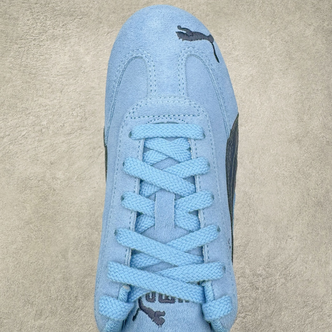 图片[4]-＃S2纯原 PUMA Speedca OG 彪马极速赛车系列低帮德训风拼接复古百搭休闲运动赛车鞋 鞋款从80、90年代赛车手所穿的防火赛车鞋为原型，鞋身线条模仿了赛车的流线廓形，体现了空气动力学原理的结构。简约流畅的外观，恰好又和贯穿其中的Formstrip Logo融合恰到好处，视觉上细节丰富且协调。本次Speedcat OG鞋款归来，最大看点自然式保留了窄版鞋型以及薄底构造。这两年各品牌鞋底越做越厚，Speedcat反其道而行之，上脚几乎无鞋底的效果带来耳目一新的视觉体验。鞋面依旧是以质感细腻的麂皮材质打造，并且大面积近乎全包裹的使用，复古味道也愈发浓烈。配色上更是将最原始的黑色和红色带回，向F1赛车队的标志性队服致敬。相信让各位一眼种草的更多是出挑的大红色，上脚即可瞬间点亮整体造型，在以球鞋为核心的OOTD中脱颖而出。而另一款黑色则是低调的万金油，彰显新潮个性的同时又不喧宾夺主，也是热爱简约系穿搭朋友的首选。 尺码：36 37 37.5 38 38.5 39 40 40.5 41 42 42.5 43 44 44.5 45 46-选品中心