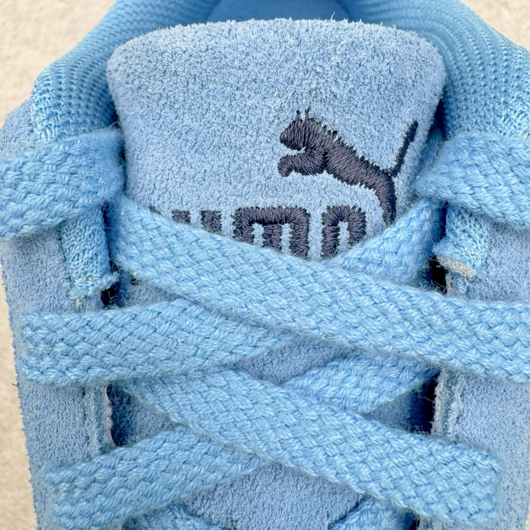 图片[14]-＃S2纯原 PUMA Speedca OG 彪马极速赛车系列低帮德训风拼接复古百搭休闲运动赛车鞋 鞋款从80、90年代赛车手所穿的防火赛车鞋为原型，鞋身线条模仿了赛车的流线廓形，体现了空气动力学原理的结构。简约流畅的外观，恰好又和贯穿其中的Formstrip Logo融合恰到好处，视觉上细节丰富且协调。本次Speedcat OG鞋款归来，最大看点自然式保留了窄版鞋型以及薄底构造。这两年各品牌鞋底越做越厚，Speedcat反其道而行之，上脚几乎无鞋底的效果带来耳目一新的视觉体验。鞋面依旧是以质感细腻的麂皮材质打造，并且大面积近乎全包裹的使用，复古味道也愈发浓烈。配色上更是将最原始的黑色和红色带回，向F1赛车队的标志性队服致敬。相信让各位一眼种草的更多是出挑的大红色，上脚即可瞬间点亮整体造型，在以球鞋为核心的OOTD中脱颖而出。而另一款黑色则是低调的万金油，彰显新潮个性的同时又不喧宾夺主，也是热爱简约系穿搭朋友的首选。 尺码：36 37 37.5 38 38.5 39 40 40.5 41 42 42.5 43 44 44.5 45 46-选品中心