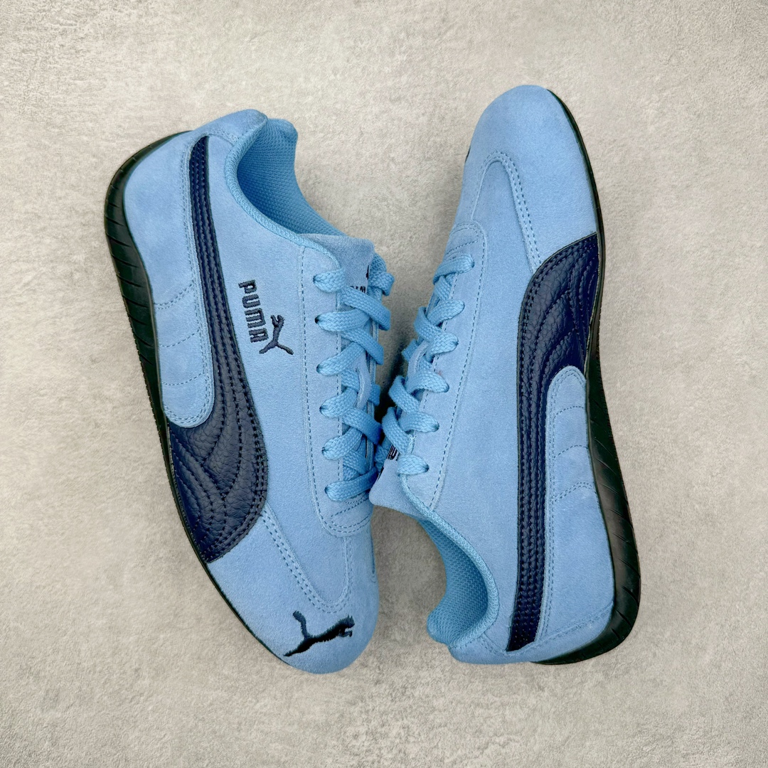 图片[3]-＃S2纯原 PUMA Speedca OG 彪马极速赛车系列低帮德训风拼接复古百搭休闲运动赛车鞋 鞋款从80、90年代赛车手所穿的防火赛车鞋为原型，鞋身线条模仿了赛车的流线廓形，体现了空气动力学原理的结构。简约流畅的外观，恰好又和贯穿其中的Formstrip Logo融合恰到好处，视觉上细节丰富且协调。本次Speedcat OG鞋款归来，最大看点自然式保留了窄版鞋型以及薄底构造。这两年各品牌鞋底越做越厚，Speedcat反其道而行之，上脚几乎无鞋底的效果带来耳目一新的视觉体验。鞋面依旧是以质感细腻的麂皮材质打造，并且大面积近乎全包裹的使用，复古味道也愈发浓烈。配色上更是将最原始的黑色和红色带回，向F1赛车队的标志性队服致敬。相信让各位一眼种草的更多是出挑的大红色，上脚即可瞬间点亮整体造型，在以球鞋为核心的OOTD中脱颖而出。而另一款黑色则是低调的万金油，彰显新潮个性的同时又不喧宾夺主，也是热爱简约系穿搭朋友的首选。 尺码：36 37 37.5 38 38.5 39 40 40.5 41 42 42.5 43 44 44.5 45 46-选品中心