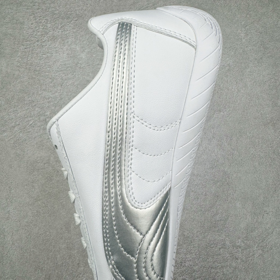 图片[7]-＃HP纯原 Open YY x Puma Speedca OG 彪马极速赛车系列低帮德训风拼接复古百搭休闲运动赛车鞋 OPEN YY x Puma Speedcat，成为韩国 2024 年至今最热鞋款，引发本地玩家排队疯抢，而缔造者之一 OPEN YY 早已席卷韩国时尚圈，并正试图用 Puma 联名等方式，将「首尔辣妹美学」带向全球。本次与「首尔辣妹衣柜」 OPEN YY 联名，发售之外还在乐天世界购物中心举办 POP UP，时尚博主纷纷到场打卡，让 Puma 的「IT Shoes」进一步拓展韩国市场，本次共发售 3 款配色，粉金、沙银更受女玩家喜爱，用以搭配裙装、运动裤，黑银则低调前卫，且男码几乎无溢价；而让不少玩家「提前种草」的，则是 OPEN YY 示范的「彩色丝袜 blokette 混搭」，配合干燥迷幻的亚文化氛围，成为不少女生的「新搭配指南」， POP UP 现场和近两天的社媒上脚图中，不少玩家继续用本次联名 Speedcat 玩转 blokette，并强调 Speedcat 与其他平底运动鞋相比，更加前卫、性感；Speedcat 外，OPEN YY 还将 Puma 的 Tracksuit、复古运动外套等单品，融入自身的「首尔辣妹美学」， 千禧银、赛车印花设计，颇为符合当下首尔街头日常着装的审美，也同样在发售时受到追捧。尺码：35.5 36 37 37.5 38 38.5 39 40 40.5 41 42 42.5 43 44 45-选品中心