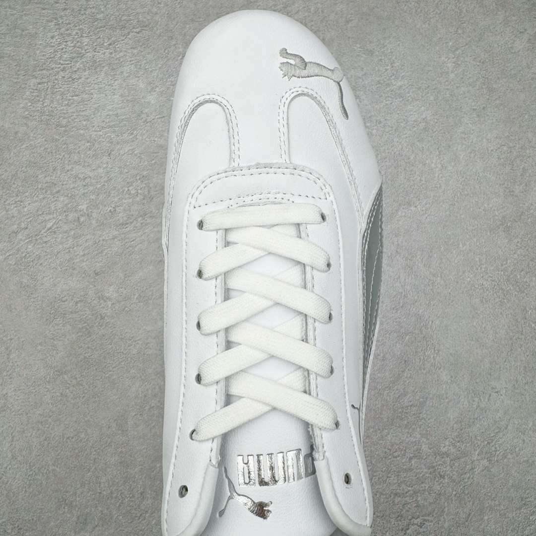 图片[4]-＃HP纯原 Open YY x Puma Speedca OG 彪马极速赛车系列低帮德训风拼接复古百搭休闲运动赛车鞋 OPEN YY x Puma Speedcat，成为韩国 2024 年至今最热鞋款，引发本地玩家排队疯抢，而缔造者之一 OPEN YY 早已席卷韩国时尚圈，并正试图用 Puma 联名等方式，将「首尔辣妹美学」带向全球。本次与「首尔辣妹衣柜」 OPEN YY 联名，发售之外还在乐天世界购物中心举办 POP UP，时尚博主纷纷到场打卡，让 Puma 的「IT Shoes」进一步拓展韩国市场，本次共发售 3 款配色，粉金、沙银更受女玩家喜爱，用以搭配裙装、运动裤，黑银则低调前卫，且男码几乎无溢价；而让不少玩家「提前种草」的，则是 OPEN YY 示范的「彩色丝袜 blokette 混搭」，配合干燥迷幻的亚文化氛围，成为不少女生的「新搭配指南」， POP UP 现场和近两天的社媒上脚图中，不少玩家继续用本次联名 Speedcat 玩转 blokette，并强调 Speedcat 与其他平底运动鞋相比，更加前卫、性感；Speedcat 外，OPEN YY 还将 Puma 的 Tracksuit、复古运动外套等单品，融入自身的「首尔辣妹美学」， 千禧银、赛车印花设计，颇为符合当下首尔街头日常着装的审美，也同样在发售时受到追捧。尺码：35.5 36 37 37.5 38 38.5 39 40 40.5 41 42 42.5 43 44 45-选品中心