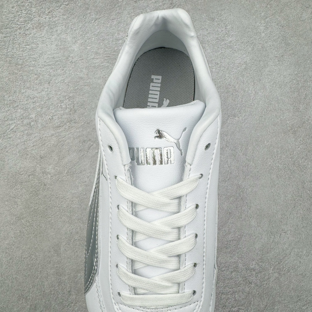 图片[5]-＃HP纯原 Open YY x Puma Speedca OG 彪马极速赛车系列低帮德训风拼接复古百搭休闲运动赛车鞋 OPEN YY x Puma Speedcat，成为韩国 2024 年至今最热鞋款，引发本地玩家排队疯抢，而缔造者之一 OPEN YY 早已席卷韩国时尚圈，并正试图用 Puma 联名等方式，将「首尔辣妹美学」带向全球。本次与「首尔辣妹衣柜」 OPEN YY 联名，发售之外还在乐天世界购物中心举办 POP UP，时尚博主纷纷到场打卡，让 Puma 的「IT Shoes」进一步拓展韩国市场，本次共发售 3 款配色，粉金、沙银更受女玩家喜爱，用以搭配裙装、运动裤，黑银则低调前卫，且男码几乎无溢价；而让不少玩家「提前种草」的，则是 OPEN YY 示范的「彩色丝袜 blokette 混搭」，配合干燥迷幻的亚文化氛围，成为不少女生的「新搭配指南」， POP UP 现场和近两天的社媒上脚图中，不少玩家继续用本次联名 Speedcat 玩转 blokette，并强调 Speedcat 与其他平底运动鞋相比，更加前卫、性感；Speedcat 外，OPEN YY 还将 Puma 的 Tracksuit、复古运动外套等单品，融入自身的「首尔辣妹美学」， 千禧银、赛车印花设计，颇为符合当下首尔街头日常着装的审美，也同样在发售时受到追捧。尺码：35.5 36 37 37.5 38 38.5 39 40 40.5 41 42 42.5 43 44 45-选品中心