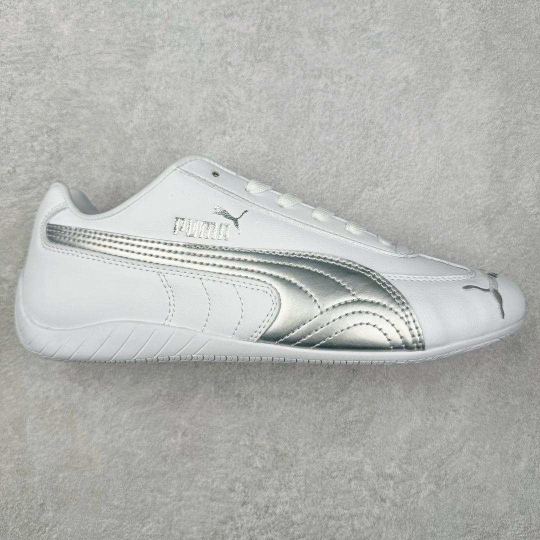 ＃HP纯原 Open YY x Puma Speedca OG 彪马极速赛车系列低帮德训风拼接复古百搭休闲运动赛车鞋 OPEN YY x Puma Speedcat，成为韩国 2024 年至今最热鞋款，引发本地玩家排队疯抢，而缔造者之一 OPEN YY 早已席卷韩国时尚圈，并正试图用 Puma 联名等方式，将「首尔辣妹美学」带向全球。本次与「首尔辣妹衣柜」 OPEN YY 联名，发售之外还在乐天世界购物中心举办 POP UP，时尚博主纷纷到场打卡，让 Puma 的「IT Shoes」进一步拓展韩国市场，本次共发售 3 款配色，粉金、沙银更受女玩家喜爱，用以搭配裙装、运动裤，黑银则低调前卫，且男码几乎无溢价；而让不少玩家「提前种草」的，则是 OPEN YY 示范的「彩色丝袜 blokette 混搭」，配合干燥迷幻的亚文化氛围，成为不少女生的「新搭配指南」， POP UP 现场和近两天的社媒上脚图中，不少玩家继续用本次联名 Speedcat 玩转 blokette，并强调 Speedcat 与其他平底运动鞋相比，更加前卫、性感；Speedcat 外，OPEN YY 还将 Puma 的 Tracksuit、复古运动外套等单品，融入自身的「首尔辣妹美学」， 千禧银、赛车印花设计，颇为符合当下首尔街头日常着装的审美，也同样在发售时受到追捧。尺码：35.5 36 37 37.5 38 38.5 39 40 40.5 41 42 42.5 43 44 45-选品中心