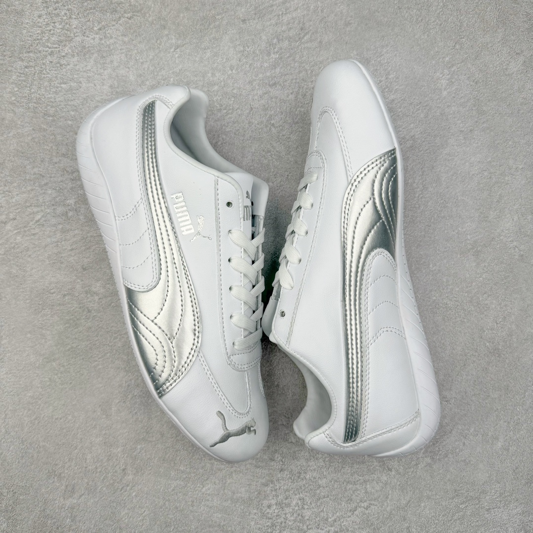 图片[3]-＃HP纯原 Open YY x Puma Speedca OG 彪马极速赛车系列低帮德训风拼接复古百搭休闲运动赛车鞋 OPEN YY x Puma Speedcat，成为韩国 2024 年至今最热鞋款，引发本地玩家排队疯抢，而缔造者之一 OPEN YY 早已席卷韩国时尚圈，并正试图用 Puma 联名等方式，将「首尔辣妹美学」带向全球。本次与「首尔辣妹衣柜」 OPEN YY 联名，发售之外还在乐天世界购物中心举办 POP UP，时尚博主纷纷到场打卡，让 Puma 的「IT Shoes」进一步拓展韩国市场，本次共发售 3 款配色，粉金、沙银更受女玩家喜爱，用以搭配裙装、运动裤，黑银则低调前卫，且男码几乎无溢价；而让不少玩家「提前种草」的，则是 OPEN YY 示范的「彩色丝袜 blokette 混搭」，配合干燥迷幻的亚文化氛围，成为不少女生的「新搭配指南」， POP UP 现场和近两天的社媒上脚图中，不少玩家继续用本次联名 Speedcat 玩转 blokette，并强调 Speedcat 与其他平底运动鞋相比，更加前卫、性感；Speedcat 外，OPEN YY 还将 Puma 的 Tracksuit、复古运动外套等单品，融入自身的「首尔辣妹美学」， 千禧银、赛车印花设计，颇为符合当下首尔街头日常着装的审美，也同样在发售时受到追捧。尺码：35.5 36 37 37.5 38 38.5 39 40 40.5 41 42 42.5 43 44 45-选品中心