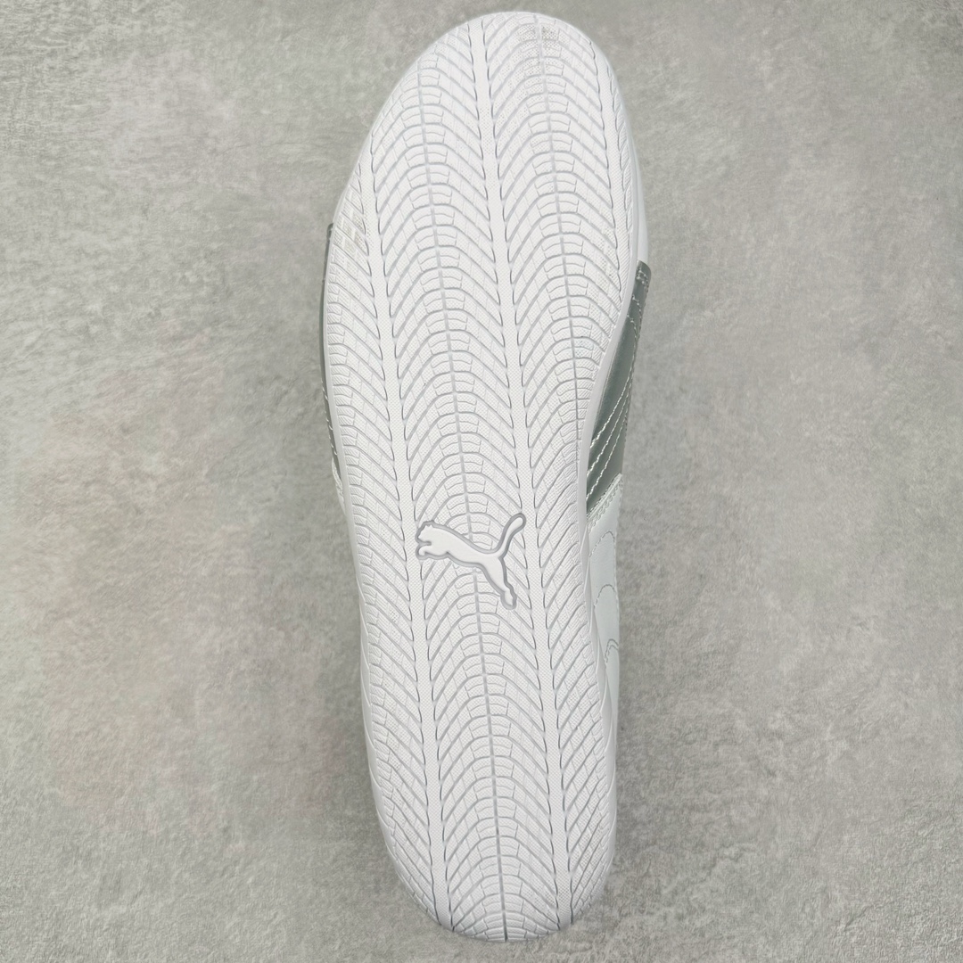 图片[9]-＃HP纯原 Open YY x Puma Speedca OG 彪马极速赛车系列低帮德训风拼接复古百搭休闲运动赛车鞋 OPEN YY x Puma Speedcat，成为韩国 2024 年至今最热鞋款，引发本地玩家排队疯抢，而缔造者之一 OPEN YY 早已席卷韩国时尚圈，并正试图用 Puma 联名等方式，将「首尔辣妹美学」带向全球。本次与「首尔辣妹衣柜」 OPEN YY 联名，发售之外还在乐天世界购物中心举办 POP UP，时尚博主纷纷到场打卡，让 Puma 的「IT Shoes」进一步拓展韩国市场，本次共发售 3 款配色，粉金、沙银更受女玩家喜爱，用以搭配裙装、运动裤，黑银则低调前卫，且男码几乎无溢价；而让不少玩家「提前种草」的，则是 OPEN YY 示范的「彩色丝袜 blokette 混搭」，配合干燥迷幻的亚文化氛围，成为不少女生的「新搭配指南」， POP UP 现场和近两天的社媒上脚图中，不少玩家继续用本次联名 Speedcat 玩转 blokette，并强调 Speedcat 与其他平底运动鞋相比，更加前卫、性感；Speedcat 外，OPEN YY 还将 Puma 的 Tracksuit、复古运动外套等单品，融入自身的「首尔辣妹美学」， 千禧银、赛车印花设计，颇为符合当下首尔街头日常着装的审美，也同样在发售时受到追捧。尺码：35.5 36 37 37.5 38 38.5 39 40 40.5 41 42 42.5 43 44 45-选品中心