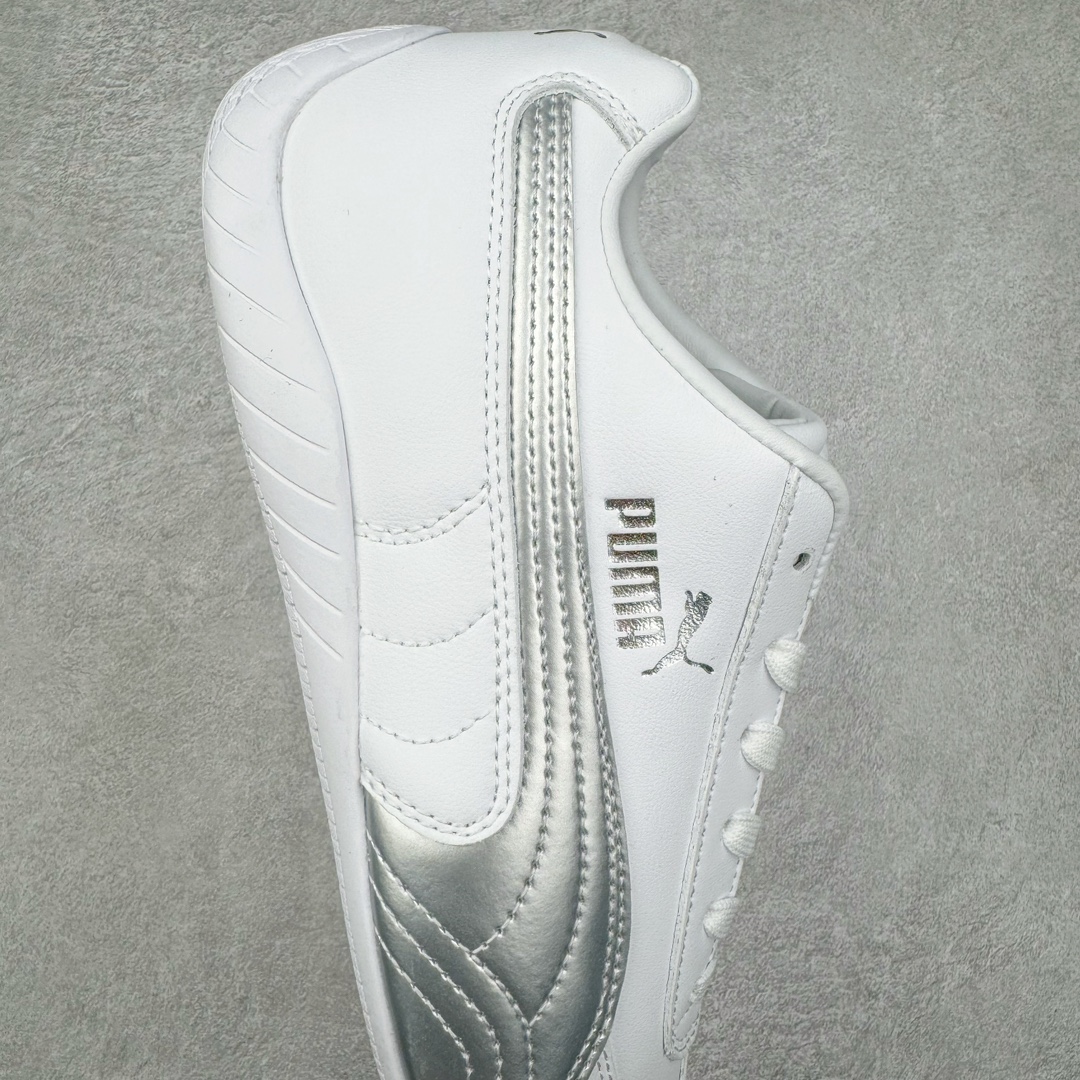 图片[6]-＃HP纯原 Open YY x Puma Speedca OG 彪马极速赛车系列低帮德训风拼接复古百搭休闲运动赛车鞋 OPEN YY x Puma Speedcat，成为韩国 2024 年至今最热鞋款，引发本地玩家排队疯抢，而缔造者之一 OPEN YY 早已席卷韩国时尚圈，并正试图用 Puma 联名等方式，将「首尔辣妹美学」带向全球。本次与「首尔辣妹衣柜」 OPEN YY 联名，发售之外还在乐天世界购物中心举办 POP UP，时尚博主纷纷到场打卡，让 Puma 的「IT Shoes」进一步拓展韩国市场，本次共发售 3 款配色，粉金、沙银更受女玩家喜爱，用以搭配裙装、运动裤，黑银则低调前卫，且男码几乎无溢价；而让不少玩家「提前种草」的，则是 OPEN YY 示范的「彩色丝袜 blokette 混搭」，配合干燥迷幻的亚文化氛围，成为不少女生的「新搭配指南」， POP UP 现场和近两天的社媒上脚图中，不少玩家继续用本次联名 Speedcat 玩转 blokette，并强调 Speedcat 与其他平底运动鞋相比，更加前卫、性感；Speedcat 外，OPEN YY 还将 Puma 的 Tracksuit、复古运动外套等单品，融入自身的「首尔辣妹美学」， 千禧银、赛车印花设计，颇为符合当下首尔街头日常着装的审美，也同样在发售时受到追捧。尺码：35.5 36 37 37.5 38 38.5 39 40 40.5 41 42 42.5 43 44 45-选品中心