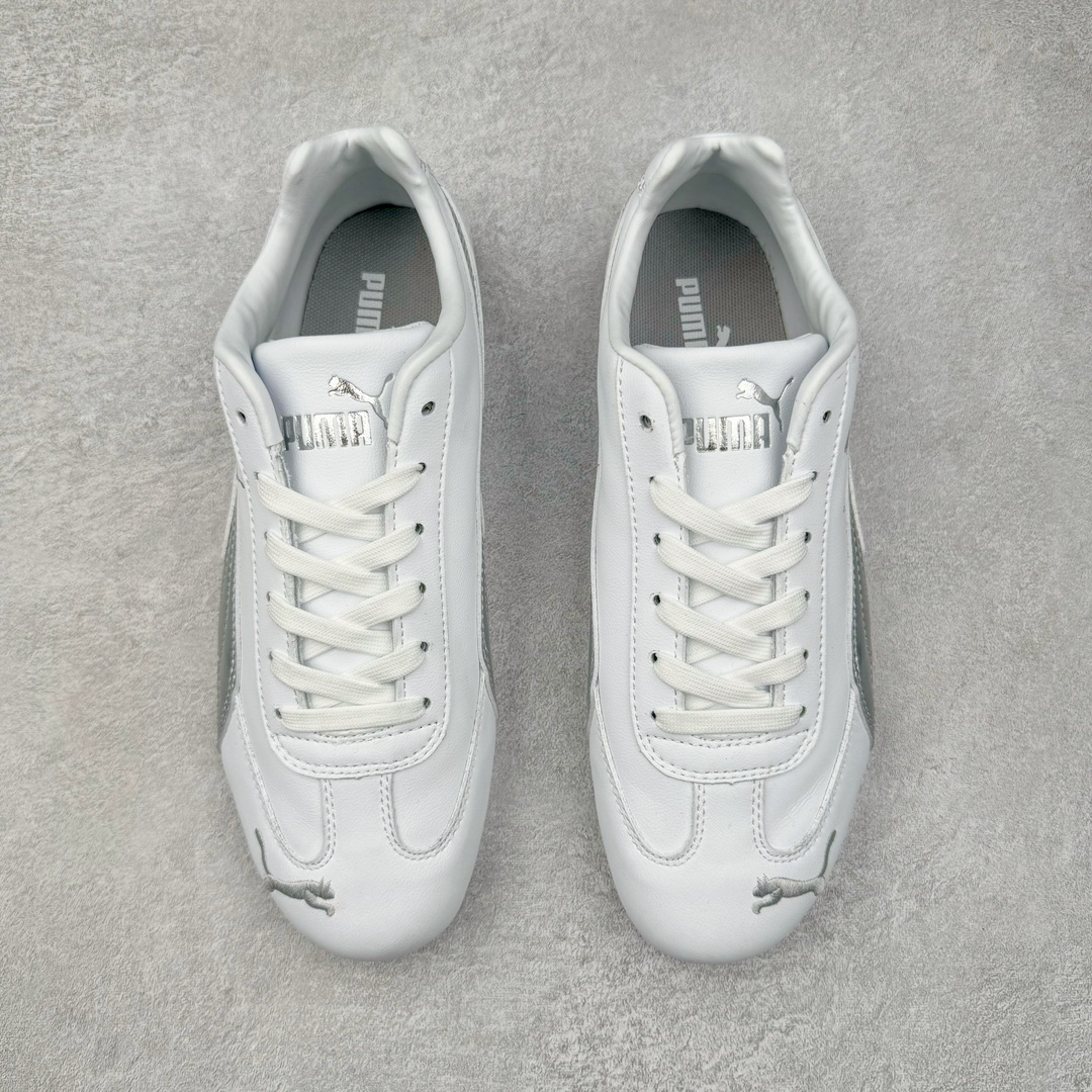 图片[2]-＃HP纯原 Open YY x Puma Speedca OG 彪马极速赛车系列低帮德训风拼接复古百搭休闲运动赛车鞋 OPEN YY x Puma Speedcat，成为韩国 2024 年至今最热鞋款，引发本地玩家排队疯抢，而缔造者之一 OPEN YY 早已席卷韩国时尚圈，并正试图用 Puma 联名等方式，将「首尔辣妹美学」带向全球。本次与「首尔辣妹衣柜」 OPEN YY 联名，发售之外还在乐天世界购物中心举办 POP UP，时尚博主纷纷到场打卡，让 Puma 的「IT Shoes」进一步拓展韩国市场，本次共发售 3 款配色，粉金、沙银更受女玩家喜爱，用以搭配裙装、运动裤，黑银则低调前卫，且男码几乎无溢价；而让不少玩家「提前种草」的，则是 OPEN YY 示范的「彩色丝袜 blokette 混搭」，配合干燥迷幻的亚文化氛围，成为不少女生的「新搭配指南」， POP UP 现场和近两天的社媒上脚图中，不少玩家继续用本次联名 Speedcat 玩转 blokette，并强调 Speedcat 与其他平底运动鞋相比，更加前卫、性感；Speedcat 外，OPEN YY 还将 Puma 的 Tracksuit、复古运动外套等单品，融入自身的「首尔辣妹美学」， 千禧银、赛车印花设计，颇为符合当下首尔街头日常着装的审美，也同样在发售时受到追捧。尺码：35.5 36 37 37.5 38 38.5 39 40 40.5 41 42 42.5 43 44 45-选品中心