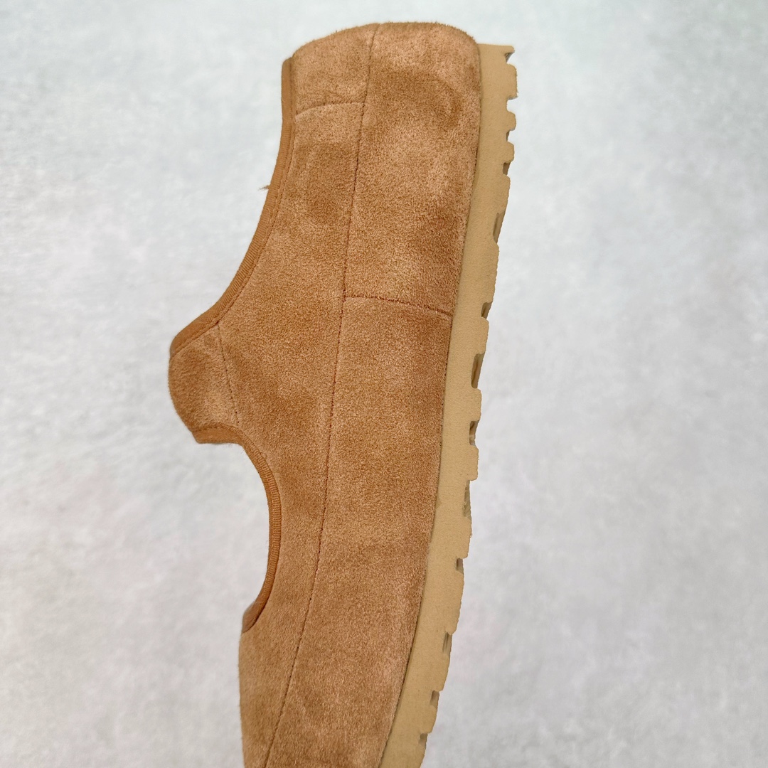 图片[7]-UGG 5215 玛丽珍 穆勒拖鞋 1.5CM薄底 女款 小红书爆款 广州外贸大厂生产 鞋头到鞋垫真羊皮毛一体 独立外盒包装 工艺 区别市面任何版本 1.5Ccm薄底 独立原版开发大底 羊绒鞋垫 冬季保暖外出 家居都是很适合的选择 今年uug推出款式系列 局部偏向年轻消费者喜好 也走到时尚潮流穿搭的前沿 鞋身材质 翻毛皮鞋面 17毫米UGGPURE™植入式羊毛内底 轻便防滑舒适橡胶外底 带有品牌LOGO商标 带全套包装 尺码：35 36 37 38 39 40-选品中心