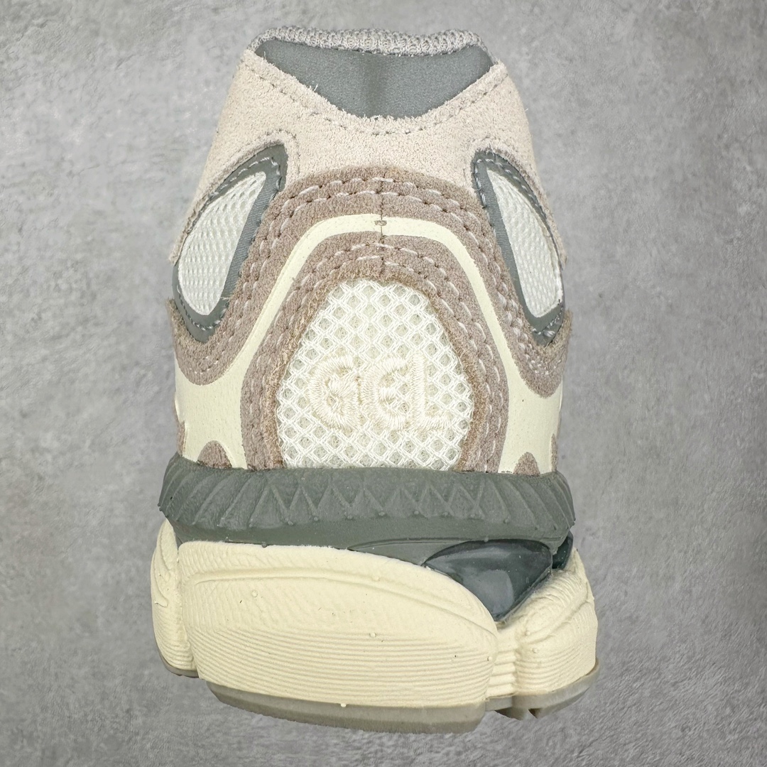 图片[8]-Asics GEL-NYC 亚瑟士防滑耐磨透气低帮运动休闲鞋 GEL-NYC™ 运动鞋的灵感源自传统和现代高性能跑步风格 其鞋面结构参考了 2000 年代初的 GEL-NIMBUS™ 3 鞋 并将其与 MC-PLUS V 设计中的各种装饰融为一体 该工装通过使用 GEL-CUMULUS® 16 鞋的工装系统来对比鞋面的复古风格 通过轻质泡沫和 GEL® 技术嵌入物的结合 这种中底结构有助于创造先进的脚底舒适度 尺码：36 37 37.5 38 39 40.5 41.5 42 42.5 43.5 44 45-选品中心