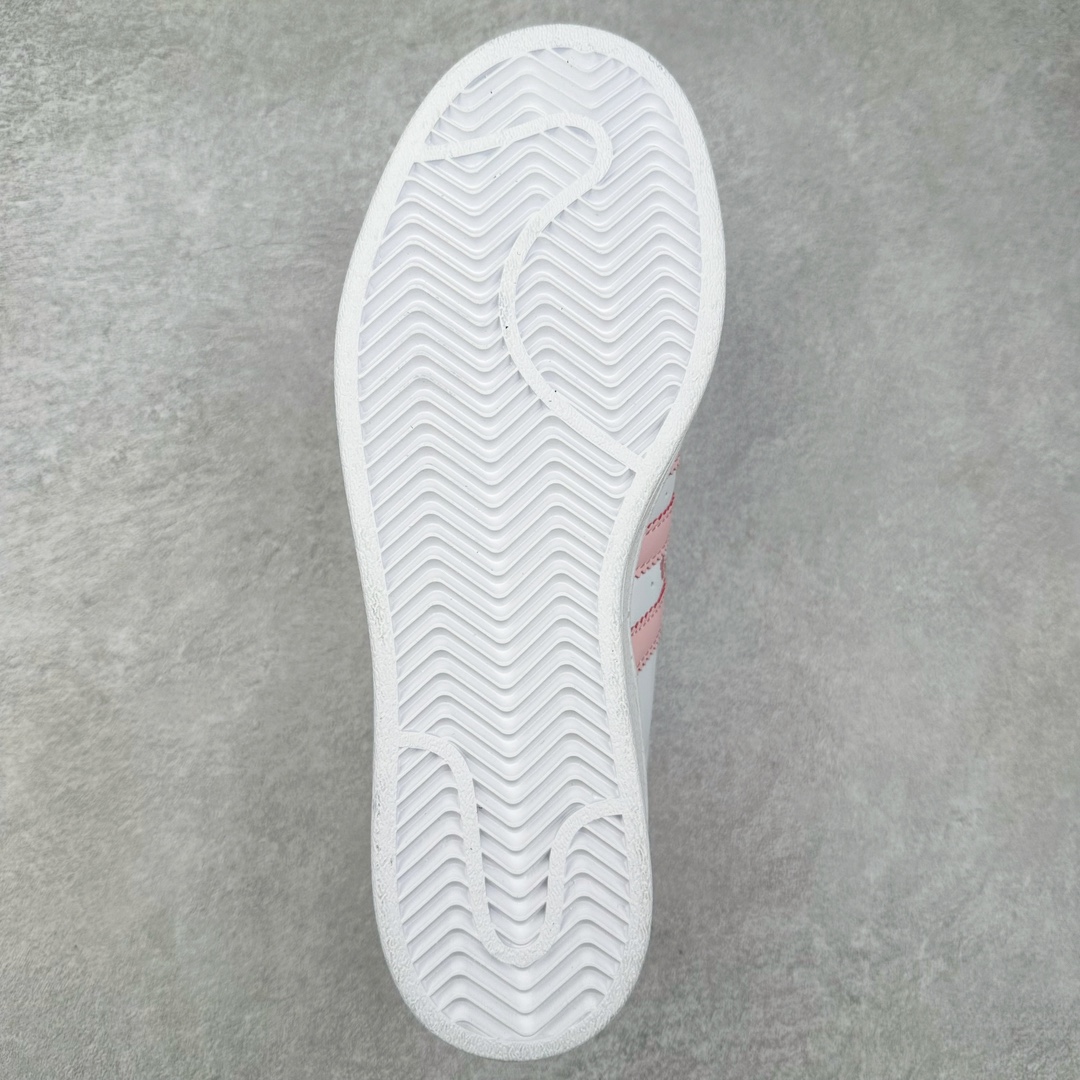 图片[9]-AD Originals Superstar 经典复古贝壳头板鞋 IG7015 诞生于1969年 是第一双将全皮面鞋 身与橡胶鞋头结合在一起的低帮篮球鞋 Superstar最开始 是作为高帮篮球鞋Pro Model的低帮版本而出现的 但因为其独特和醒目的橡胶鞋头造型而让大家熟知 被大家形象地称为\\\”shelltoe\\\”贝壳头 在70年代的美国职业篮球场上 接近3/4的NBA球员都将这双Superstar作为场上用鞋 80年代之后 经过不断的改良和发展 Superstar逐渐成为横跨时装、音乐、街头文化、休闲和运动等各大领域的时尚潮鞋 尺码：36 36.5 37 38 38.5 39 40 40.5 41 42 42.5 43 44 44.5 45-选品中心