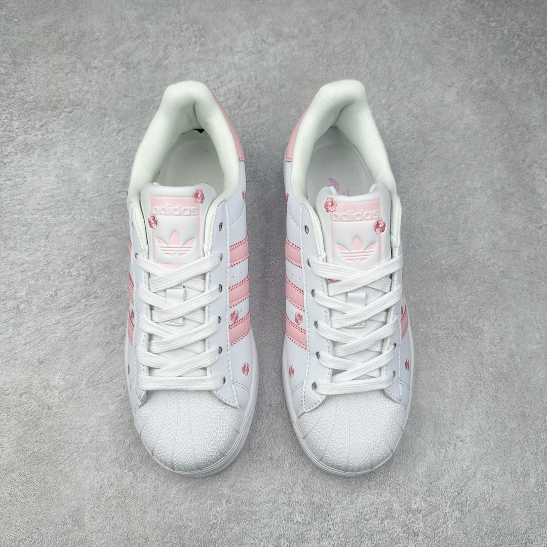 图片[2]-AD Originals Superstar 经典复古贝壳头板鞋 IG7015 诞生于1969年 是第一双将全皮面鞋 身与橡胶鞋头结合在一起的低帮篮球鞋 Superstar最开始 是作为高帮篮球鞋Pro Model的低帮版本而出现的 但因为其独特和醒目的橡胶鞋头造型而让大家熟知 被大家形象地称为\\\”shelltoe\\\”贝壳头 在70年代的美国职业篮球场上 接近3/4的NBA球员都将这双Superstar作为场上用鞋 80年代之后 经过不断的改良和发展 Superstar逐渐成为横跨时装、音乐、街头文化、休闲和运动等各大领域的时尚潮鞋 尺码：36 36.5 37 38 38.5 39 40 40.5 41 42 42.5 43 44 44.5 45-选品中心