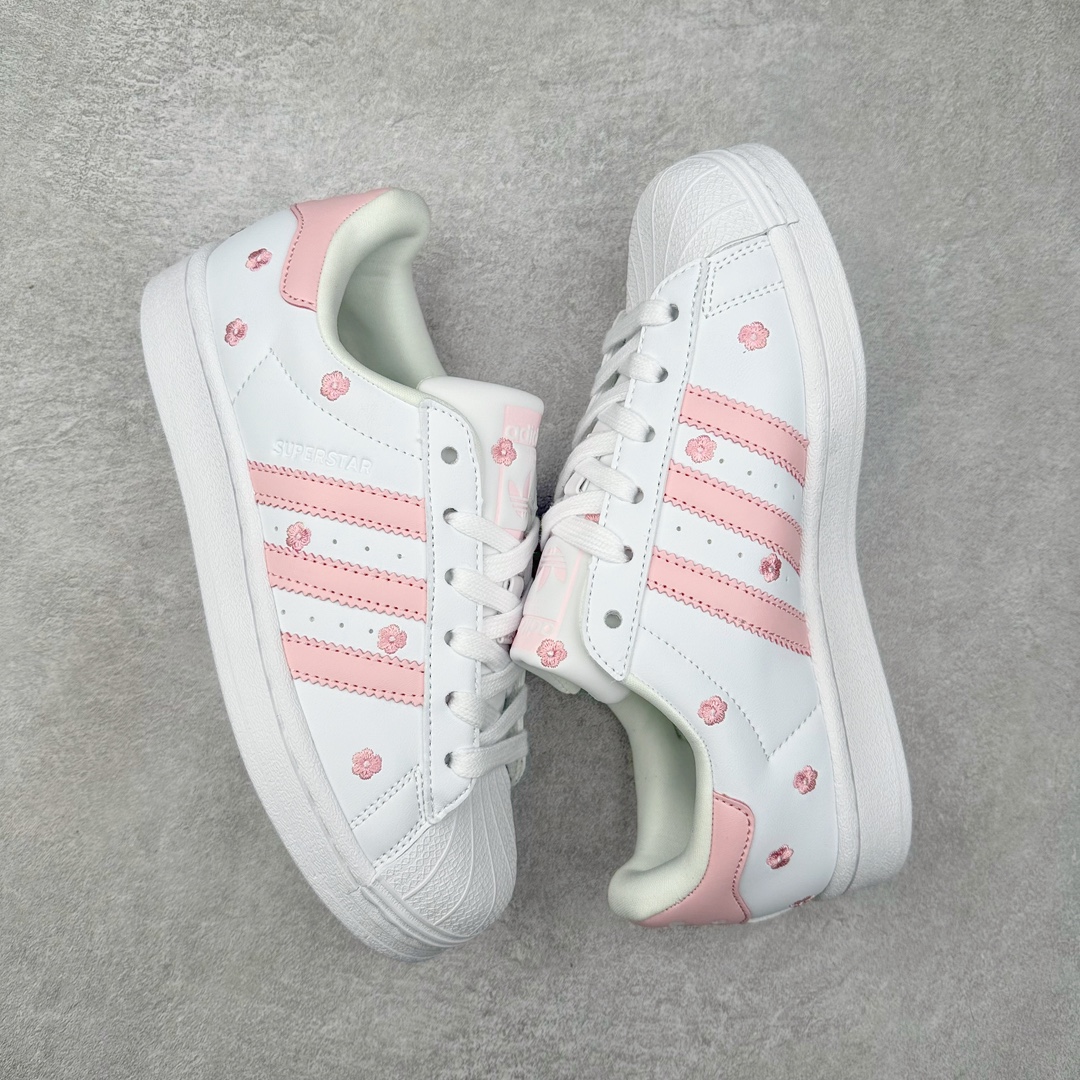 图片[3]-AD Originals Superstar 经典复古贝壳头板鞋 IG7015 诞生于1969年 是第一双将全皮面鞋 身与橡胶鞋头结合在一起的低帮篮球鞋 Superstar最开始 是作为高帮篮球鞋Pro Model的低帮版本而出现的 但因为其独特和醒目的橡胶鞋头造型而让大家熟知 被大家形象地称为\\\”shelltoe\\\”贝壳头 在70年代的美国职业篮球场上 接近3/4的NBA球员都将这双Superstar作为场上用鞋 80年代之后 经过不断的改良和发展 Superstar逐渐成为横跨时装、音乐、街头文化、休闲和运动等各大领域的时尚潮鞋 尺码：36 36.5 37 38 38.5 39 40 40.5 41 42 42.5 43 44 44.5 45-选品中心