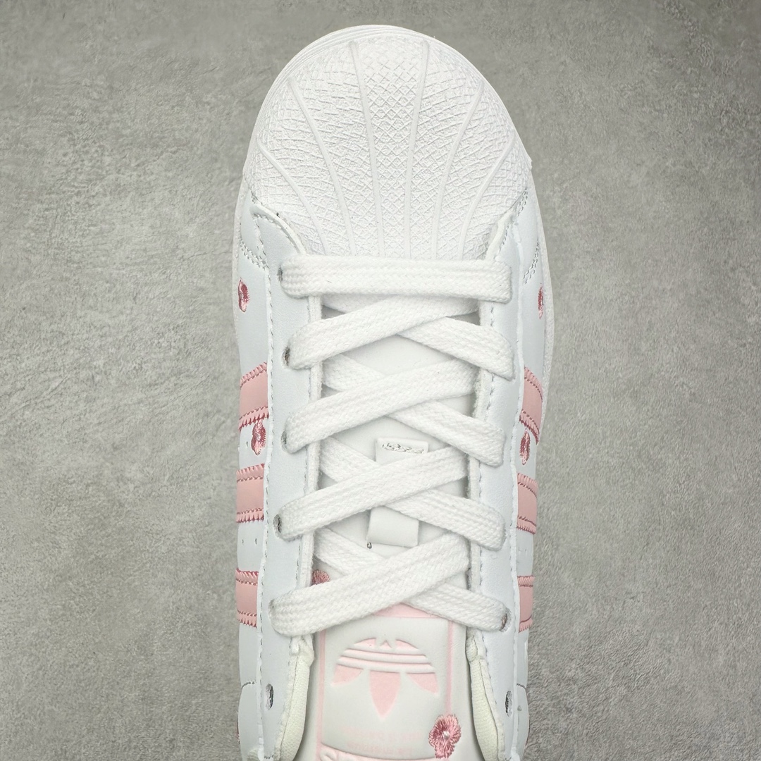 图片[4]-AD Originals Superstar 经典复古贝壳头板鞋 IG7015 诞生于1969年 是第一双将全皮面鞋 身与橡胶鞋头结合在一起的低帮篮球鞋 Superstar最开始 是作为高帮篮球鞋Pro Model的低帮版本而出现的 但因为其独特和醒目的橡胶鞋头造型而让大家熟知 被大家形象地称为\\\”shelltoe\\\”贝壳头 在70年代的美国职业篮球场上 接近3/4的NBA球员都将这双Superstar作为场上用鞋 80年代之后 经过不断的改良和发展 Superstar逐渐成为横跨时装、音乐、街头文化、休闲和运动等各大领域的时尚潮鞋 尺码：36 36.5 37 38 38.5 39 40 40.5 41 42 42.5 43 44 44.5 45-选品中心