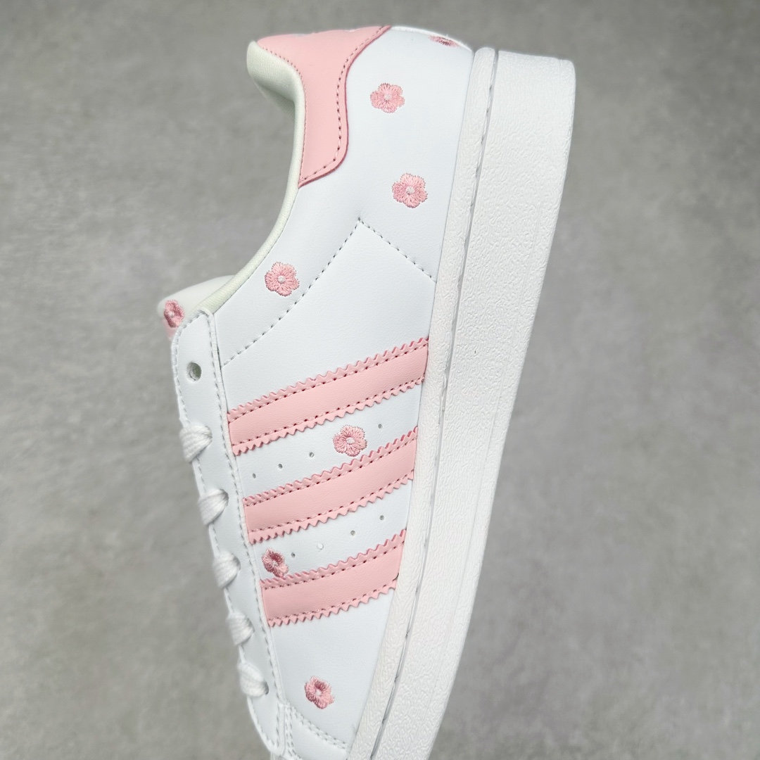 图片[7]-AD Originals Superstar 经典复古贝壳头板鞋 IG7015 诞生于1969年 是第一双将全皮面鞋 身与橡胶鞋头结合在一起的低帮篮球鞋 Superstar最开始 是作为高帮篮球鞋Pro Model的低帮版本而出现的 但因为其独特和醒目的橡胶鞋头造型而让大家熟知 被大家形象地称为\\\”shelltoe\\\”贝壳头 在70年代的美国职业篮球场上 接近3/4的NBA球员都将这双Superstar作为场上用鞋 80年代之后 经过不断的改良和发展 Superstar逐渐成为横跨时装、音乐、街头文化、休闲和运动等各大领域的时尚潮鞋 尺码：36 36.5 37 38 38.5 39 40 40.5 41 42 42.5 43 44 44.5 45-选品中心