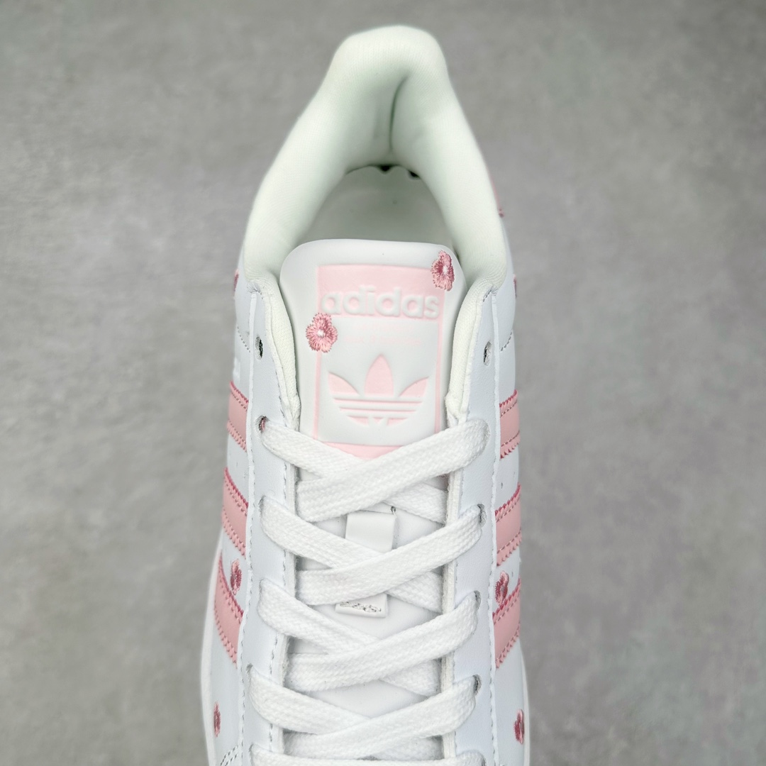 图片[5]-AD Originals Superstar 经典复古贝壳头板鞋 IG7015 诞生于1969年 是第一双将全皮面鞋 身与橡胶鞋头结合在一起的低帮篮球鞋 Superstar最开始 是作为高帮篮球鞋Pro Model的低帮版本而出现的 但因为其独特和醒目的橡胶鞋头造型而让大家熟知 被大家形象地称为\\\”shelltoe\\\”贝壳头 在70年代的美国职业篮球场上 接近3/4的NBA球员都将这双Superstar作为场上用鞋 80年代之后 经过不断的改良和发展 Superstar逐渐成为横跨时装、音乐、街头文化、休闲和运动等各大领域的时尚潮鞋 尺码：36 36.5 37 38 38.5 39 40 40.5 41 42 42.5 43 44 44.5 45-选品中心