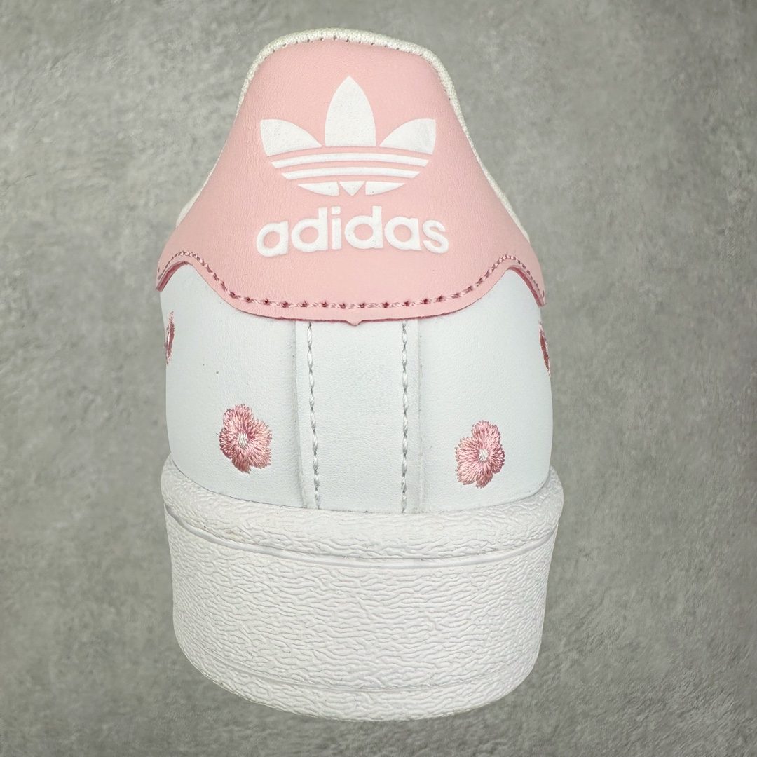 图片[8]-AD Originals Superstar 经典复古贝壳头板鞋 IG7015 诞生于1969年 是第一双将全皮面鞋 身与橡胶鞋头结合在一起的低帮篮球鞋 Superstar最开始 是作为高帮篮球鞋Pro Model的低帮版本而出现的 但因为其独特和醒目的橡胶鞋头造型而让大家熟知 被大家形象地称为\\\”shelltoe\\\”贝壳头 在70年代的美国职业篮球场上 接近3/4的NBA球员都将这双Superstar作为场上用鞋 80年代之后 经过不断的改良和发展 Superstar逐渐成为横跨时装、音乐、街头文化、休闲和运动等各大领域的时尚潮鞋 尺码：36 36.5 37 38 38.5 39 40 40.5 41 42 42.5 43 44 44.5 45-选品中心