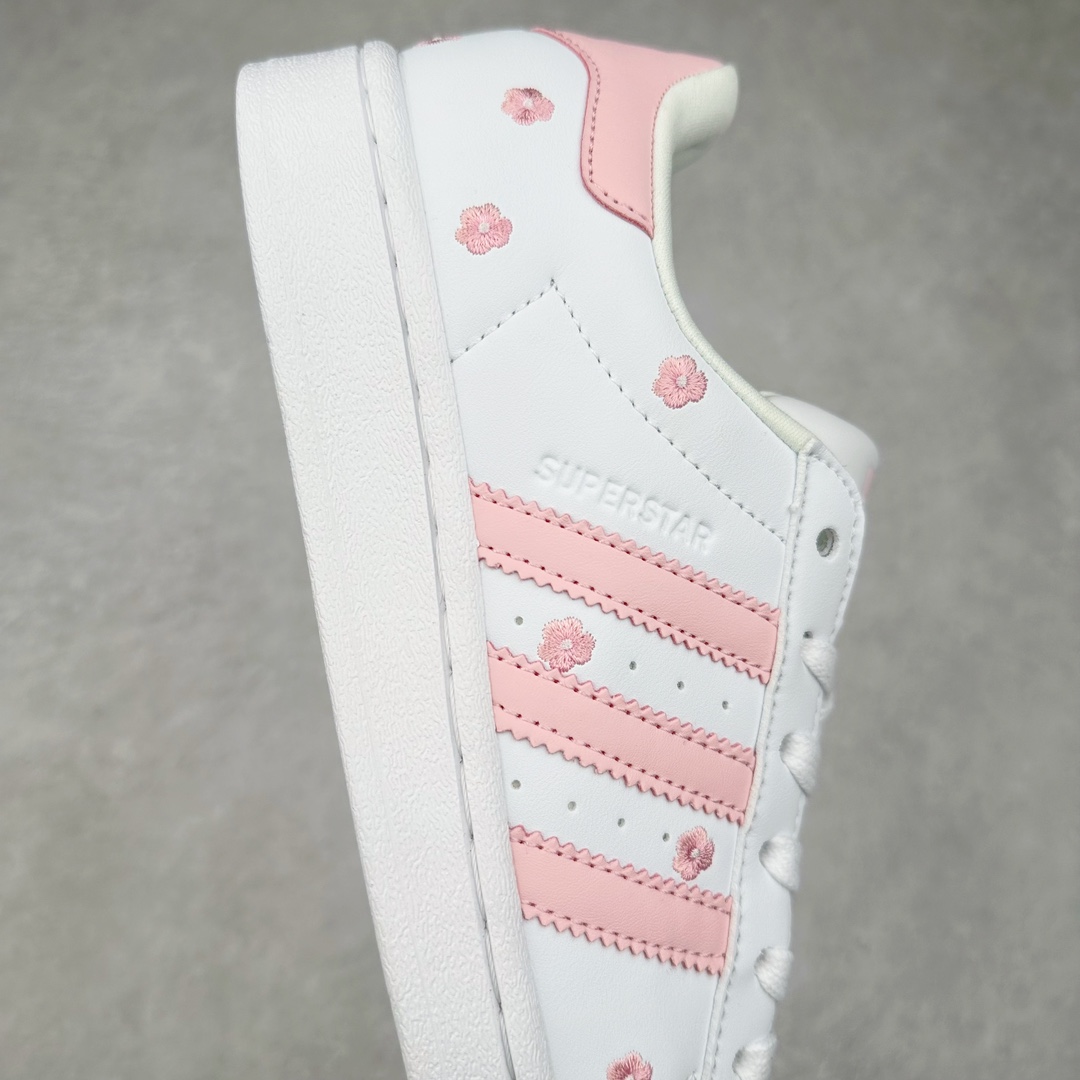 图片[6]-AD Originals Superstar 经典复古贝壳头板鞋 IG7015 诞生于1969年 是第一双将全皮面鞋 身与橡胶鞋头结合在一起的低帮篮球鞋 Superstar最开始 是作为高帮篮球鞋Pro Model的低帮版本而出现的 但因为其独特和醒目的橡胶鞋头造型而让大家熟知 被大家形象地称为\\\”shelltoe\\\”贝壳头 在70年代的美国职业篮球场上 接近3/4的NBA球员都将这双Superstar作为场上用鞋 80年代之后 经过不断的改良和发展 Superstar逐渐成为横跨时装、音乐、街头文化、休闲和运动等各大领域的时尚潮鞋 尺码：36 36.5 37 38 38.5 39 40 40.5 41 42 42.5 43 44 44.5 45-选品中心